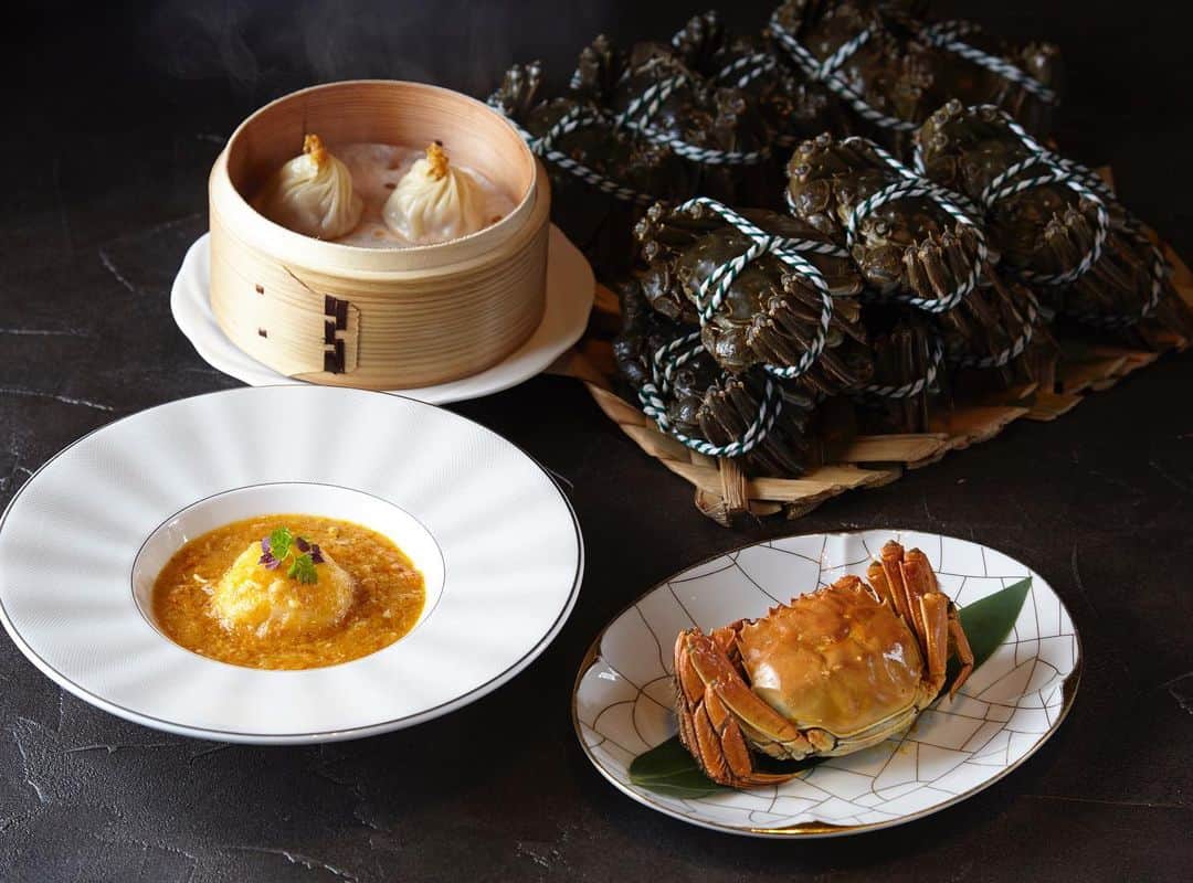 THE WESTIN TOKYO | ウェスティンホテル東京さんのインスタグラム写真 - (THE WESTIN TOKYO | ウェスティンホテル東京Instagram)「中国料理の秋の味覚の代表「上海蟹」のシーズンとなりました🦀 広東料理「龍天門」では獲れたての上海蟹を最高の味でお召し上がりいただくため、厳選した大きくて新鮮な上海蟹を空輸。丸ごと蒸した姿蒸しは、濃厚な蟹味噌と引き締まった身をしっかりと味わうことができる一番人気の調理法です。そして、蟹のむき身をふんだんにつかった「上海蟹入り小籠包」、高級食材の燕の巣に、ふっくらとした蟹の身の肉と蟹味噌の濃厚なスープが絡み合う「上海蟹みそとろみスープ燕の巣水晶造り」など、この季節だけしか味わえないメニューの数々をご用意しています😋✨ 詳細はプロフィールの🔗リンクより👉👉 …… The long-anticipated Shanghai hairy crab season has arrived🦀 For a limited time only, savor this divine delicacy in the most authentic way – freshly steamed and served with a rice vinegar and ginger dipping sauce; or sample creative twists such as Xiao Long Bao or bird nest soup made with generous crab coral for a luxurious autumn feast😋✨ A tip from our Executive Chef: pair Shanghai hairy crabs with Shaoxing wine or hot ginger tea not only coaxes out the delicate flavors of the dish, but also balances the Yin (hairy crab) and Yang (yellow wine / ginger) in order to keep the harmony within your body according to traditional Chinese medicinal wisdom👍🏻 More details via our 🔗bio link …… #ウィスティンホテル東京 #ホテル #東京 #恵比寿 #広東料理 #秋 #秋料理 #上海蟹 #上海ガニ #中華料理 #ウェスティンホテル #ウェスティン #ホテル #WestinTokyo #hotel #tokyo #Cantonesefood #restaurant #Chineserestaurant #cantonesecuisine #chinesefood #westinhotel #thewestintokyo #hotellife #travelandleisure #besthotels #beautifulhotels」10月23日 20時31分 - westintokyo