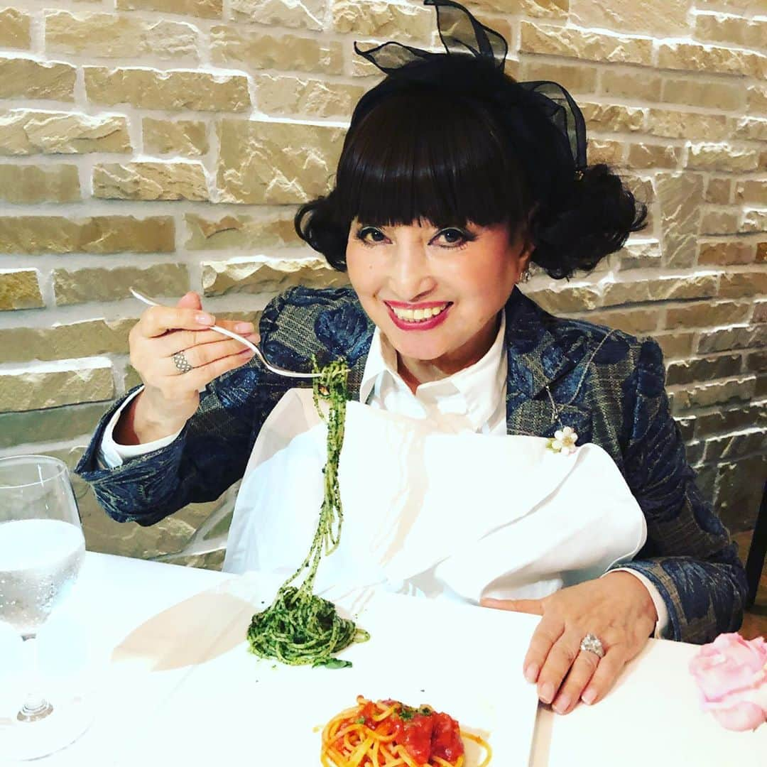 黒柳徹子さんのインスタグラム写真 - (黒柳徹子Instagram)「あぁー お腹が空いた！ 私の大好きな、アラビアータとバジルのパスタ💕 今日は、新パンテーン新商品発表会に、行って来ました。 プルプルっていうのが、何だか凄いらしいわ。 そして、パンテーンのTwitterを、私がジャックしてます。 良かったら、ご覧くださいね。  さあ　この髪でいこう  #HairWeGo」10月23日 20時32分 - tetsukokuroyanagi