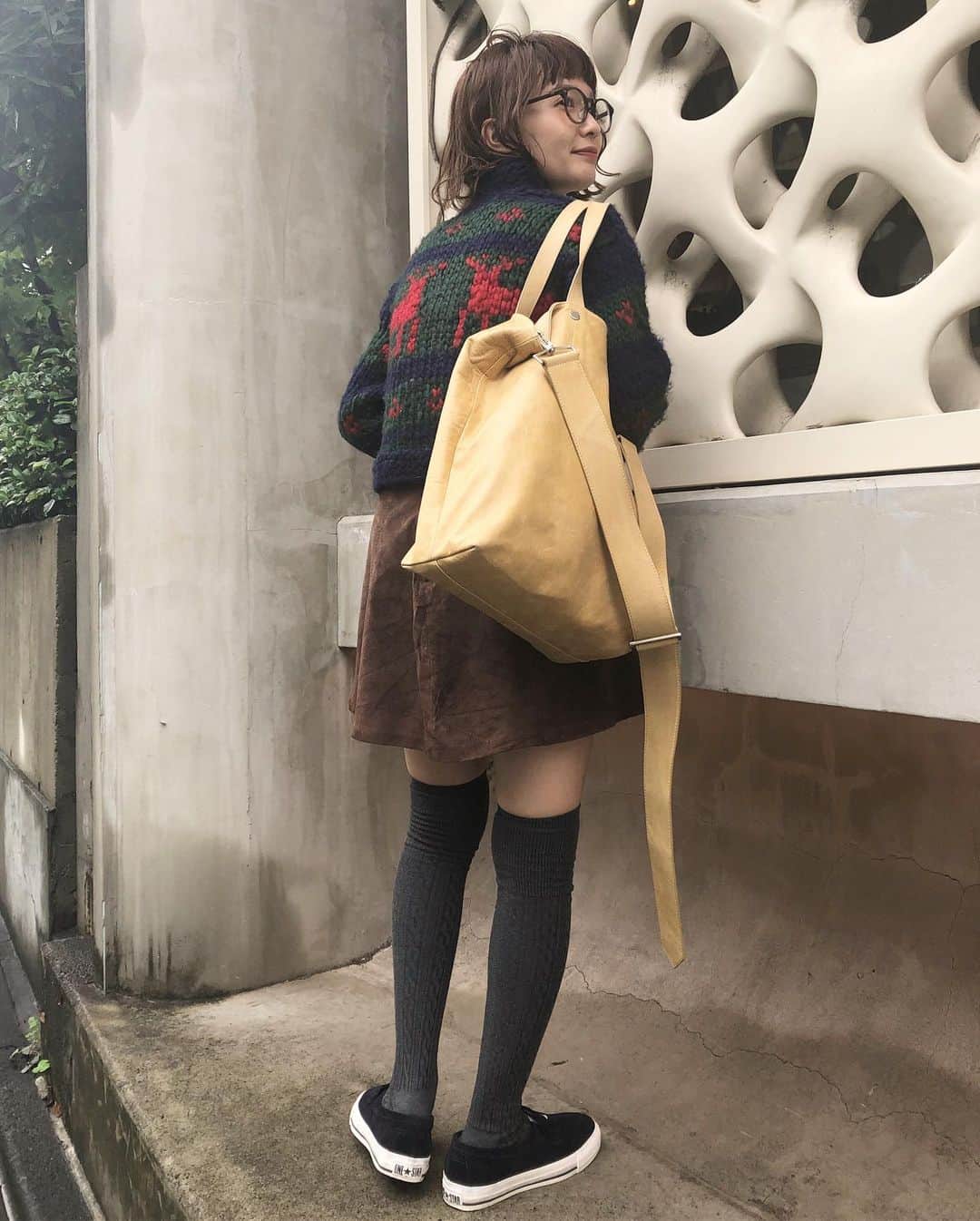 のインスタグラム：「お気に入りな #しば服 #私服さん 冬〜♡ 古着のノルディックニットは 子供サイズのもの。 短い丈とカラーに一目惚れしたよ ニーハイも今だからこその❄︎ メガネはしばさきコラボな @zoff_eyewear  バッグは @minitmute_official  シューズは @converse  だよ。小物たちもお気に入りばかりなとある日でした、、、☺️」