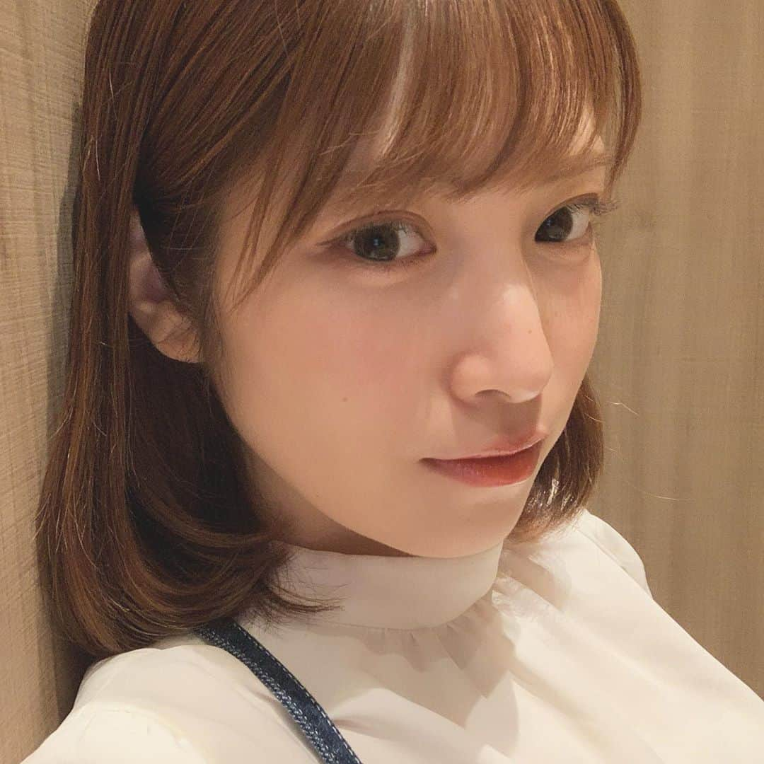 中村泉貴のインスタグラム：「そういえば髪をボブにしました🧸﻿ ﻿ 髪のケアが非常に楽になりました🖤﻿ ﻿ ﻿ ﻿ ﻿ #ボブ#髪#ボブヘアアレンジ#ボブヘアー#ボブスタイル#秋ヘアカラー#秋ヘア#ヘアカラー#ヘアスタイル#ヘアケア#ワンカール#ワンカールボブ#ワンカール巻き」