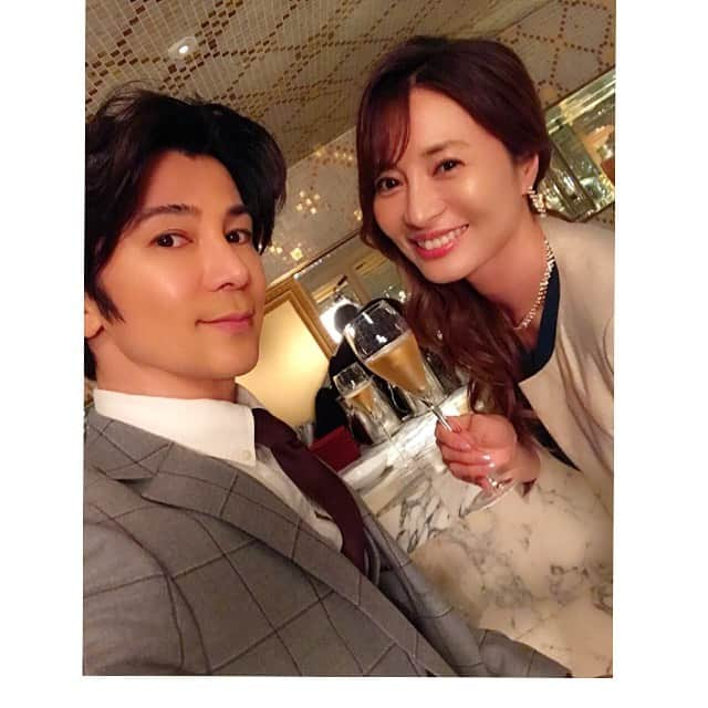 新山千春さんのインスタグラム写真 - (新山千春Instagram)「#武田真治さん 🌹 🎬おととい ドラマで共演させていただき🥂 先日、 #さんま御殿 でも ご一緒させていただきました。 . さんま御殿は今月29日放送です！ ぜひぜひ！ みていただきたいです🌹 . 東北VS北海道 ！ 青森の魅力をピコ太郎さんと田中義剛さんと語らせていただきました (﹡ˆ﹀ˆ﹡) . 実家の私の部屋には サックスを吹いてる 真治さんのポスターが 今も貼られてあるよ！ . 14才の頃からずっと！！🙌 .  #新山千春 しんじさんは#事務所の大先輩 💫💫 #青森 #青森出身 #東北」10月23日 20時38分 - chiharuuu_0114