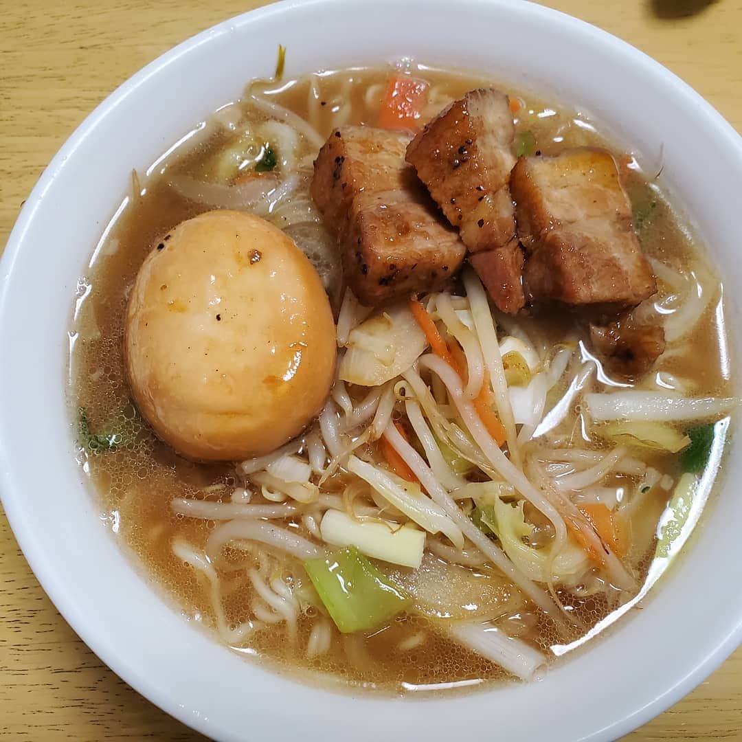 信江勇のインスタグラム：「#リアル料理  今回のはかなり美味しそうに見えるはず!!! もちろん味はかなり美味しいです(*´∀`)♪ 今回はこの間友達にお土産でもらった岐阜タンメンつくってみました🎵  岐阜タンメンは普通のお肉らしいんですが、どうしてもチャーシュー作りたくて作りました( ≧∀≦)ノ  超絶手抜きチャーシューです(*｀･ω･)ゞ」