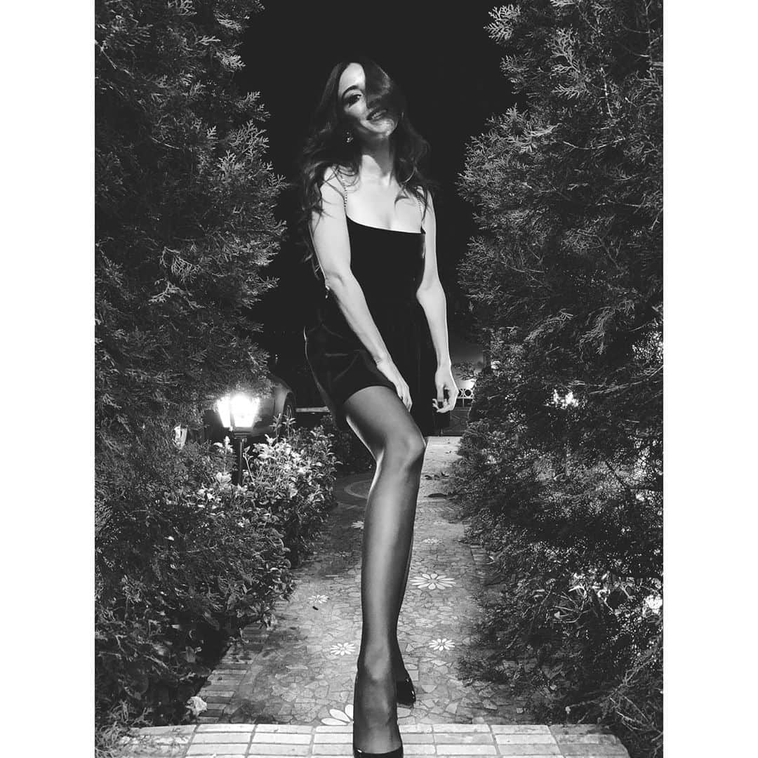 Ozge Gurelのインスタグラム：「little black dress ⚡️⚡️ @sudietuzofficial」
