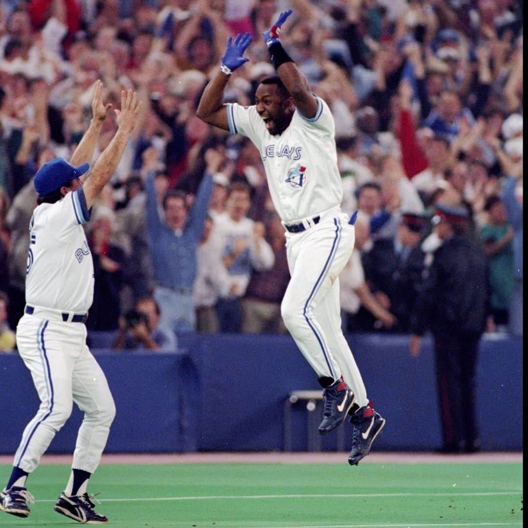 MLBさんのインスタグラム写真 - (MLBInstagram)「There have only been 2 walk-off homers to win the #WorldSeries. 26 years ago, Joe Carter etched his name in the record book.」10月24日 2時07分 - mlb