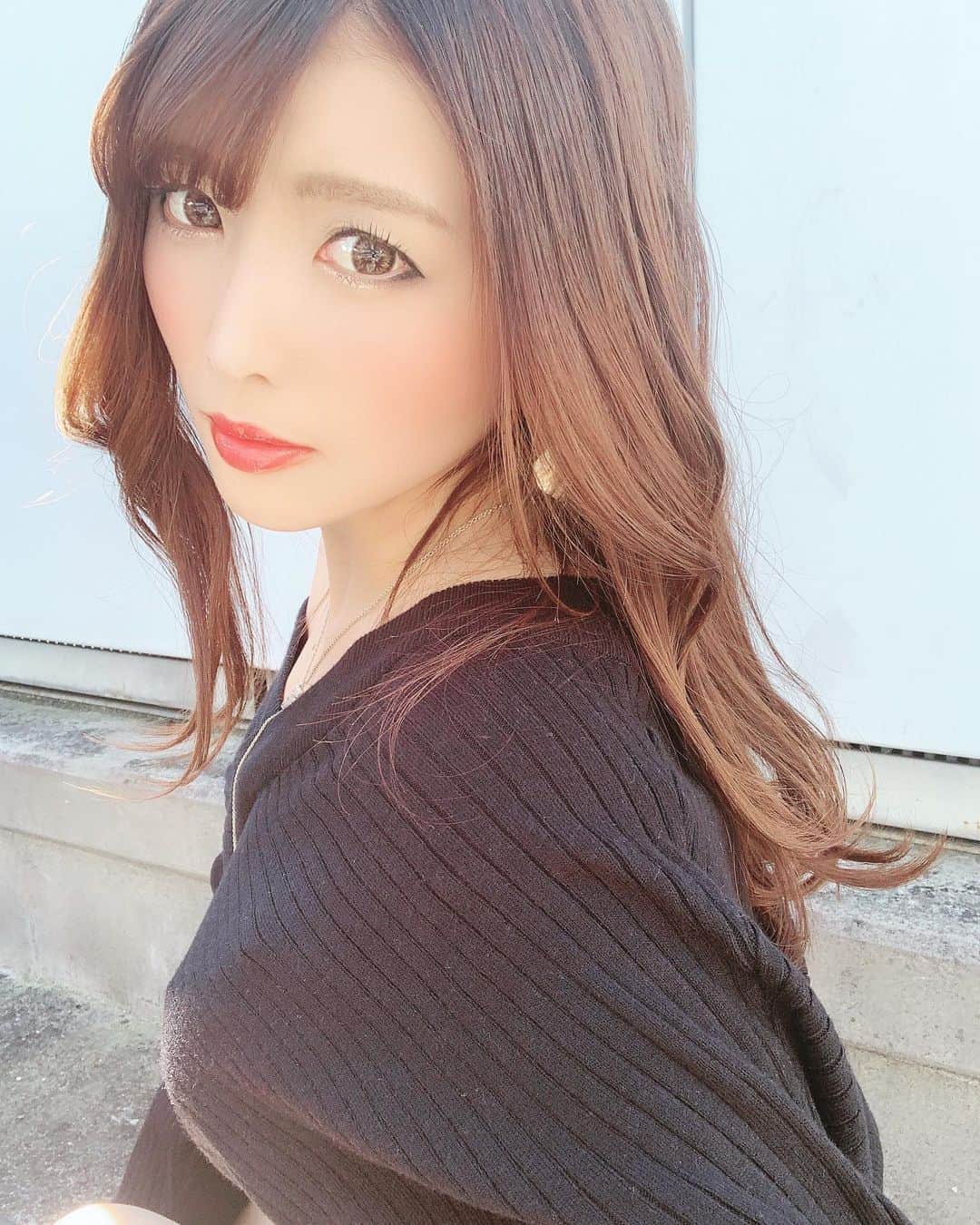 新村あかりのインスタグラム：「三和出版さんで撮影していただきました❤️ 久しぶりにア◯ルで遊んだよ( ✌︎'ω')✌︎ #三和出版  #AV女優 #新村あかり」
