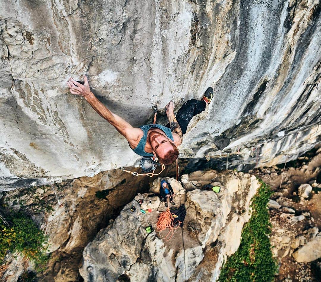ガブリエル・モローニのインスタグラム：「THE PARTY’S HERE 9a FA After the Rocklands trip I was a bit lost... Classic post Africa depression, high temps and going back to work after a month off didn’t help my motivation... Thankfully, temps were about to drop and I discovered an amazing project not so far from home that allowed me to try it frequently and even have after work sessions! This route gave me fresh new psyche and all those feelings about projecting a hard route that I was missing since a few years... from figuring out the moves to making the first shy links to actually coming very close to send the route after a few days then getting stuck and fall on the same move over and over... Then, after 8 days of work, when nothing seems to work anymore, on my 4th try of the day and pretty bad conditions, I fought my way up, managed to stick the move I fell countless times and kept it togheter! Another great moment I will hardly forget... 📸: @paolosartophoto  #e9team #petzlteam #scarpaspa #frictionlabs #urbanwallmilano  @e9clothing_official @petzl_official @scarpaspa @frictionlabs @urbanwallmilano」
