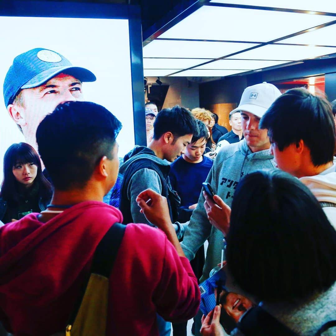 Jordan Spiethさんのインスタグラム写真 - (Jordan SpiethInstagram)「Love being back in Japan this week!! Stopped by the new @underarmour brand house yesterday to talk @uagolf technology and giveaway some Spieth 3s #IWILL #UAathlete」10月24日 2時08分 - jordanspieth