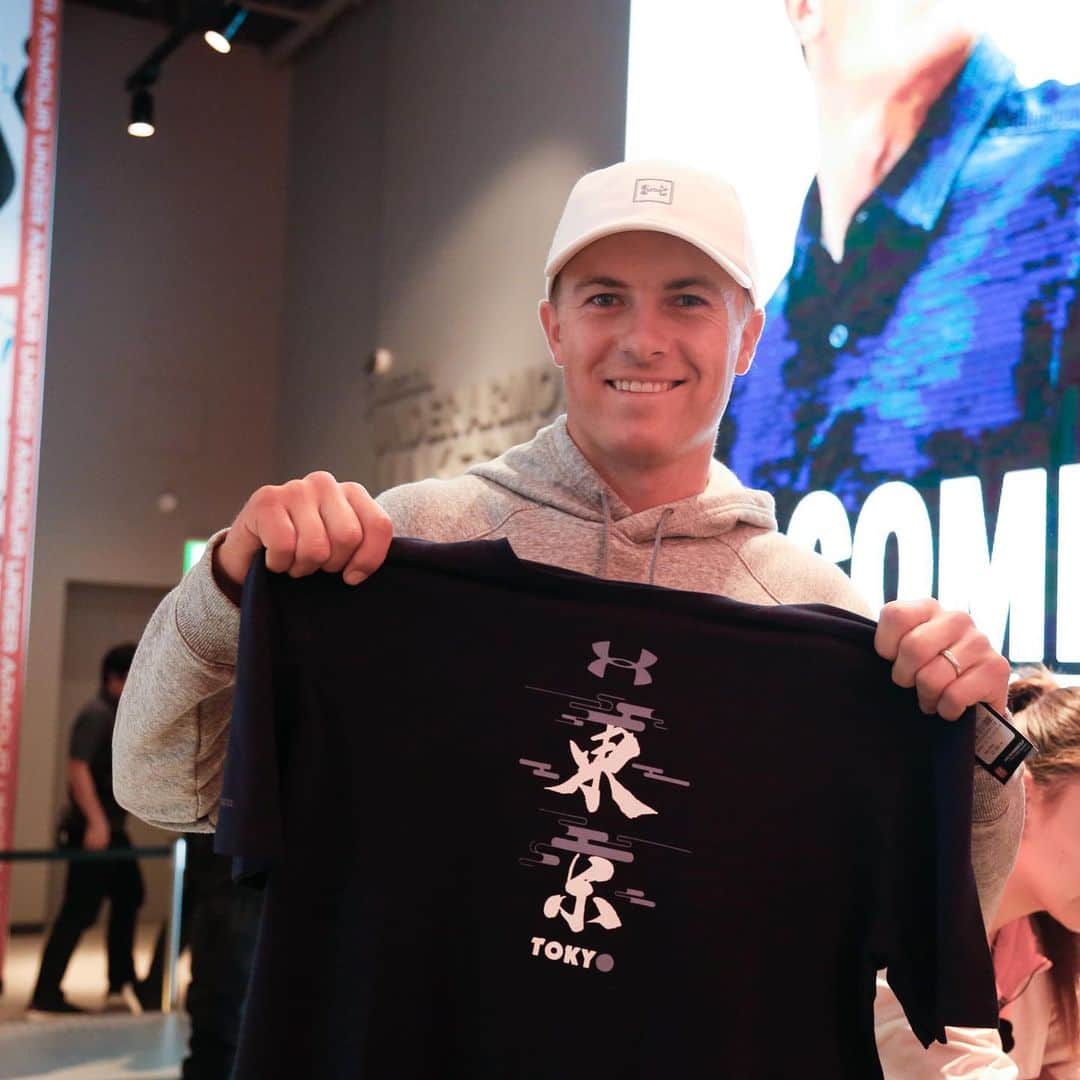 Jordan Spiethさんのインスタグラム写真 - (Jordan SpiethInstagram)「Love being back in Japan this week!! Stopped by the new @underarmour brand house yesterday to talk @uagolf technology and giveaway some Spieth 3s #IWILL #UAathlete」10月24日 2時08分 - jordanspieth
