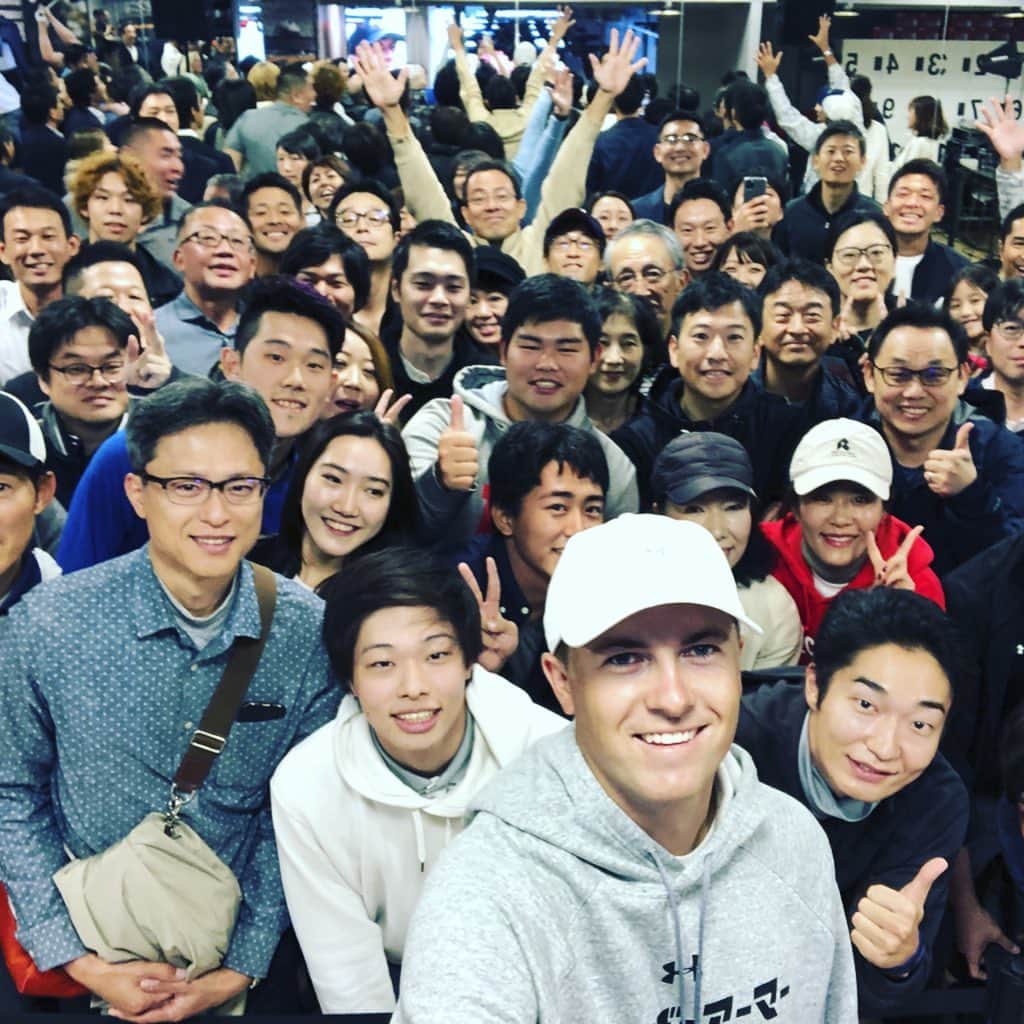 Jordan Spiethのインスタグラム：「Love being back in Japan this week!! Stopped by the new @underarmour brand house yesterday to talk @uagolf technology and giveaway some Spieth 3s #IWILL #UAathlete」