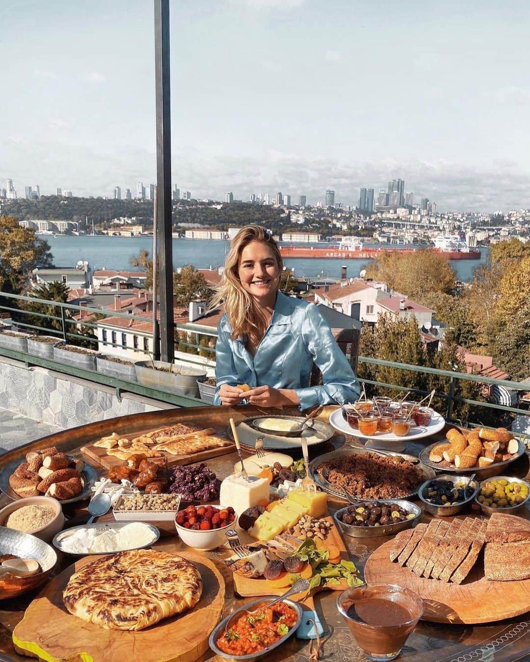 サンヌ・ヴロートさんのインスタグラム写真 - (サンヌ・ヴロートInstagram)「I think I am in heaven! 🥰 had such a great time in the kitchen with @refikabirgul @turkeydtp #Turkishhazelnut #TurkishOliveoil」10月24日 2時12分 - sannevloet
