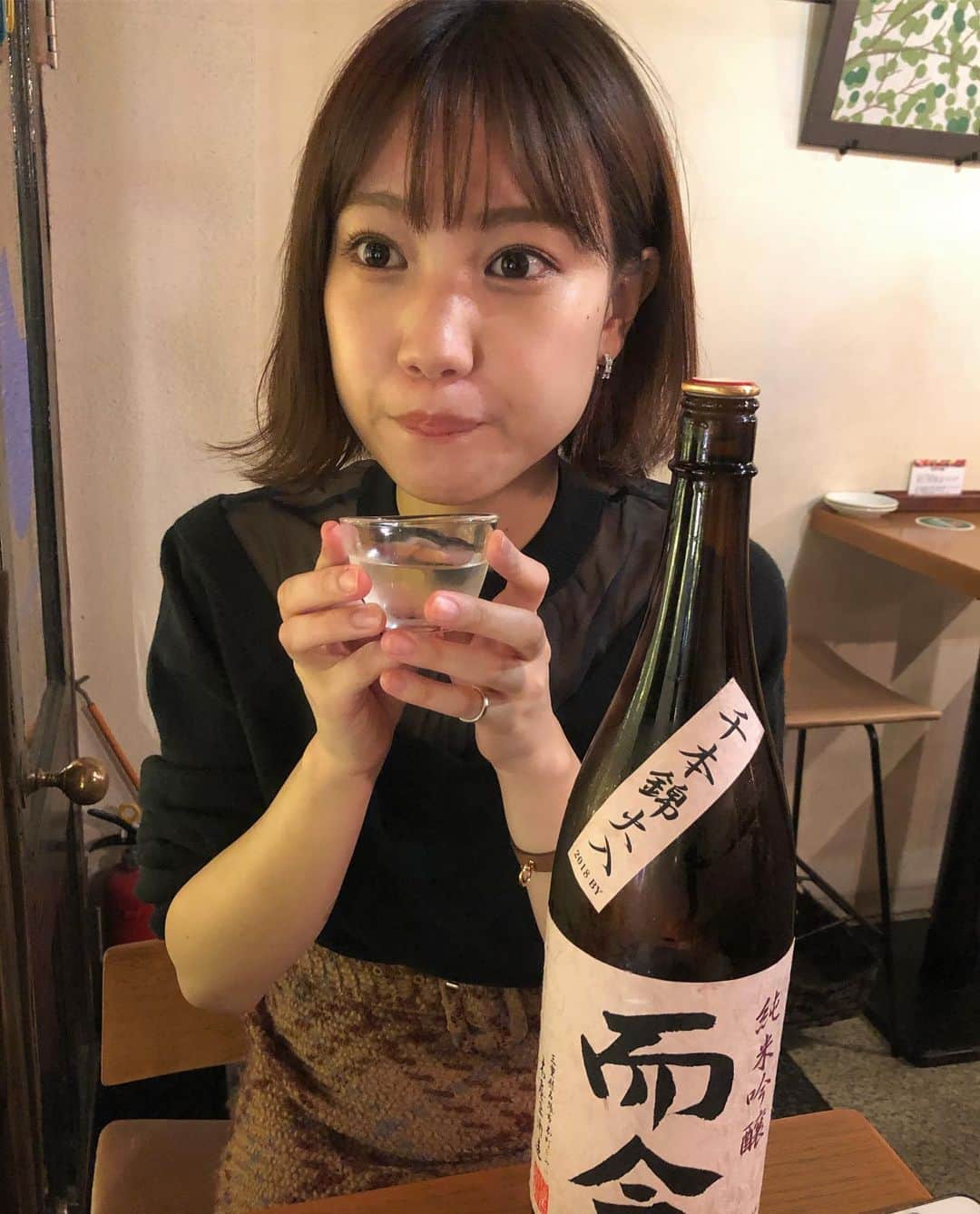 高野祐衣さんのインスタグラム写真 - (高野祐衣Instagram)「日本酒好きに知らない人は﻿ いないんじゃないかな！﻿ 私は日本酒を飲み始めた頃、﻿ これはとりあえず飲まなきゃってゆう﻿ リストを作ったんだけど、その中のひとつ😊🍶﻿ ﻿ ﻿ ﻿ ﻿ 『而今』 純米吟醸 千本錦 火入れ﻿ ﻿ みずみずしいフルーティーな香り。﻿ 派手ではない！！﻿ 落ち着いた味、酸味、苦味も感じたかな〜！﻿ ﻿ 最近の私の日本酒の好みが、﻿ 旨味ギューッ！みたいなのが﻿ 好きすぎるってのもあるかもしれないけど、﻿ もう少し旨味があればとっても好きだった！﻿ でも落ち着いたかんじが﻿ 心地よいとゆうか、上品とゆうか！﻿ ﻿ ﻿ ﻿ ﻿ ﻿ 味付け濃い目の﻿ 里芋のと合わせました☺︎﻿ ﻿ ﻿ ﻿ ﻿ #日本酒 #日本酒女子﻿ #而今 #三重県 #木屋正酒造﻿ #純米吟醸 #千本錦 #火入れ﻿ #唎酒師 #ゆいぽんしゅ﻿」10月23日 20時51分 - yuipooon12_06