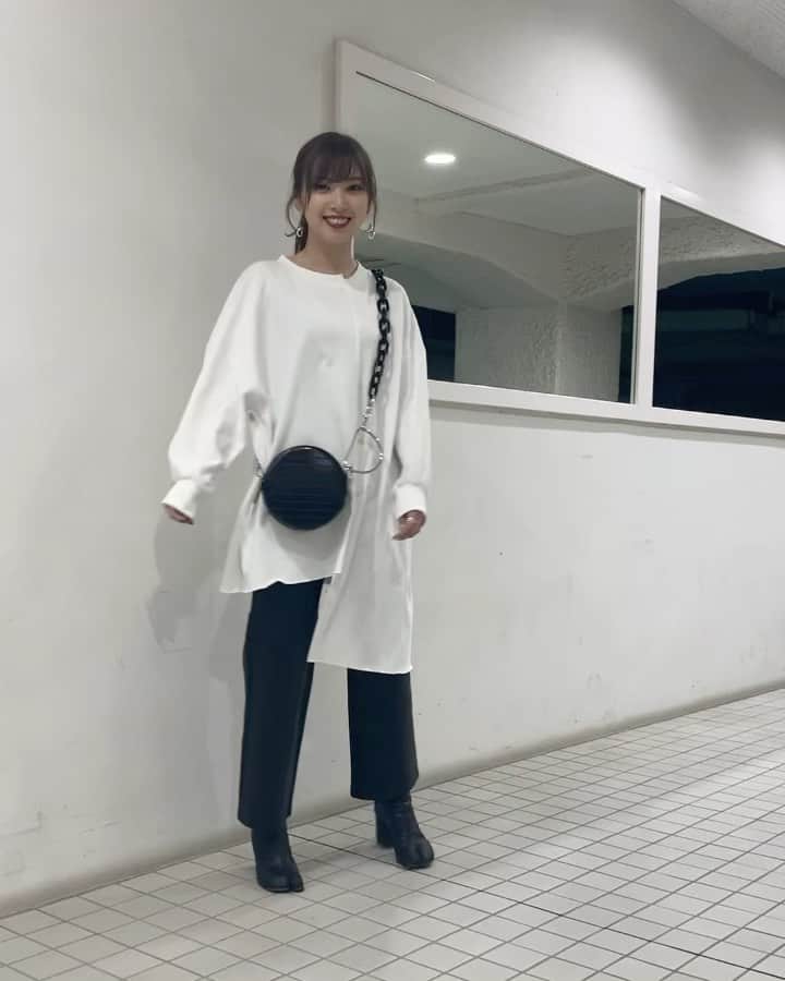 のインスタグラム：「明日発売のトップスとバッグ☺︎❤︎❤︎ レザーのパンツと合わせたよ👼🏻 お気に入り❤︎❤︎ 明日の20時からはインスタライブするよ、みてね✌︎ @leannofficial  #LEANN#leannofficial#リーン」