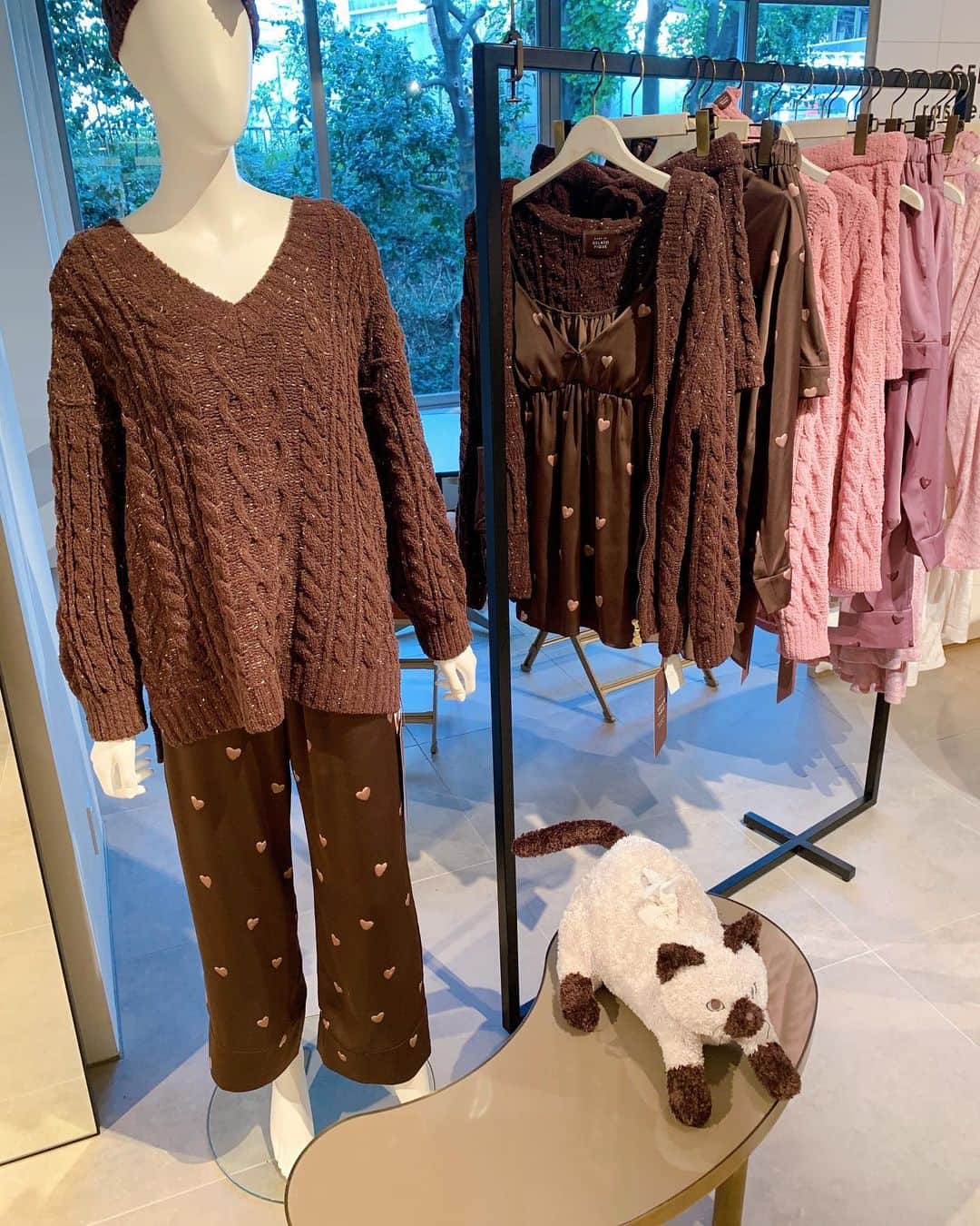 のインスタグラム：「ジェラートピケの展示会には早くも﻿ バレンタインコレクションが登場🍫✨﻿ ﻿ ラズベリーピンクとダークチョコの﻿ 色合いの小物とウェアが可愛いすぎます🥰﻿ ルーズなシルエットが女の子っぽさを﻿ 際立たせる"計算済み"ニットなど﻿ 彼をドキドキさせられちゃう⁉︎アイテムも👏🏻💗﻿ ﻿ ギフトにおすすめなメンズ用のニットには﻿ 着心地の良さはもちろん、なんと染料にカカオが﻿ 混ざっていてほんのりチョコレートの香りが﻿ するんだとか😍！﻿ ﻿ 他にもペアで着られるウェアもあったりと﻿ 今年もバレンタインは、チョコもいいけど﻿ ルームウェアをプレゼントにするのもいいかも🎁♡﻿ ﻿ ﻿ #gelatopique #ジェラートピケ #ジェラピケ﻿ #ルームウェア #ウェア #バレンタイン﻿ #valentine #チョコレート #チョコ #🍫﻿ #展示会レポ #andGIRL #アンドガール」