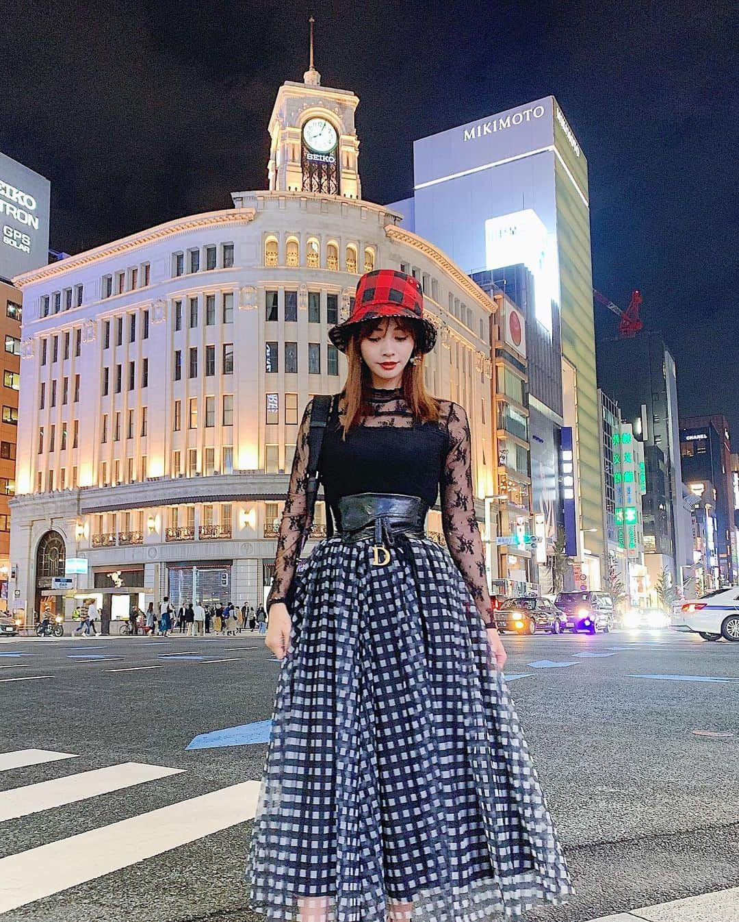 得あゆさんのインスタグラム写真 - (得あゆInstagram)「銀座の夜明るくて綺麗✨ ・ ・ 最近カジュアルな服多めだったから ガーリーな服久しぶり❤️ hat : @dior tops : @milaowen_official belt : @dior skirt : @snidel_official earring : @areem.accessory ・ ・ ・ ・ ・ ・ ・ ・ #ファッション#秋#秋服#チェック#コーデ#コーディネート#お洒落#お洒落さんと繋がりたい#ブラックコーデ#インスタ映え#カメラ女子#銀座#銀座#お買い物#散歩#カフェ#ディオール#オトナ女子#大人可愛い#ガーリー#秋メイク#japanesegirl#six#ginzasix#ginza#girly#shopping#cafe#dior#diormakeup」10月23日 21時09分 - tokuayu819