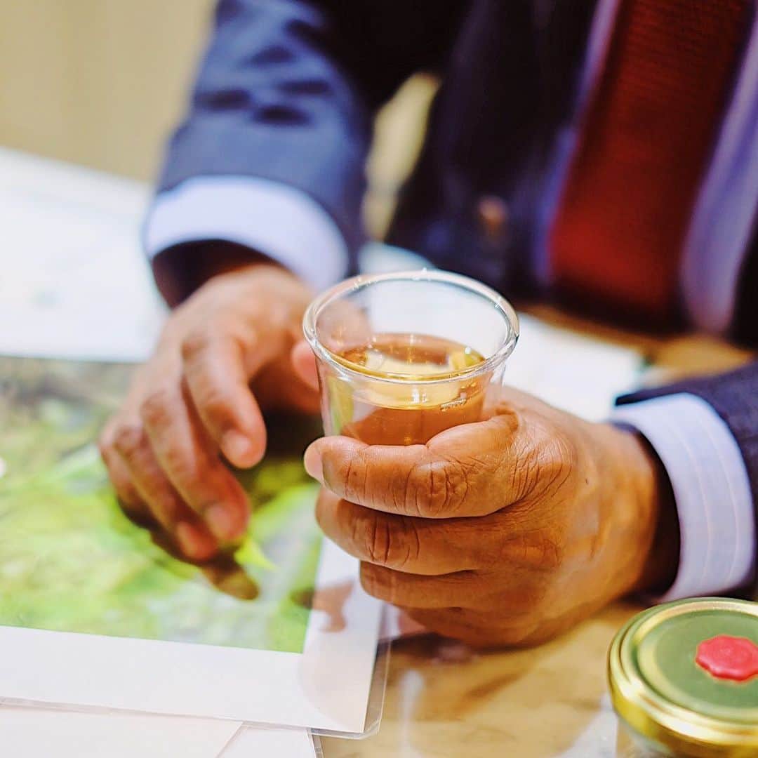 The East India Companyさんのインスタグラム写真 - (The East India CompanyInstagram)「Do you know what sets the EIC apart? Our very own Tea Master, Lalith Lenadora. He knows and understands tea like no other and has spent years sourcing and working directly with our growers around the world to bring to your cup the best of the best . You can book in our central london flagship store time with the Tea Master to learn about the beauty of tea. From bud to cup, from flavour to types, take the time to learn and explore the magic of tea with us from our very own expert . #instafood #instalondon #instatea #eastindiacompany #infusion #nocaffeine #healthy #wellness #pause #breathe #herbaltea #luxury #lifestyle #visitlondon #tea #oolong #herbal #londonexperiances #luxurytea #finefoods #london #teamaster #loversoftea #lifestyle #whitetea #jasmine #hotdrink #tea #trendy #premiumtea #luxurytea #luxurylifestyle #teawellness」10月23日 21時02分 - theeastindiacompany
