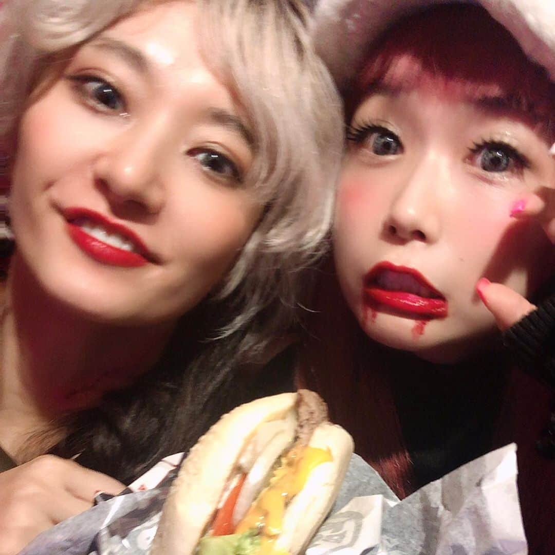 中川友里さんのインスタグラム写真 - (中川友里Instagram)「バーガーキングのSHIBUYA GHOST STOREのプレオープニングパーティへご招待いただきました😈👻❤️ 一足先に白いバンズのGHOST WHOPPER食べたよ🍔❤️お店はゴースト🧟‍♀️たちに乗っ取られて店内にもゾンビ🧟‍♀️たちがうようよ😱‼️🌪🌹 ゴーストワッパーは23〜31日の期間限定‼️ ワッパーはボリューミーで一個ですごくお腹いっぱいになりました😋💯 . お店の外装もこの期間限定の装飾に！ 今日からハロウィン期間の限定だからGHOST WHOPPER🍔たべにみんなも行ってみてね🧟‍♂️🍔💓 #burgerking #バーガーキング #halloween #ハロウィン #shibuya #ゾンビ #渋谷　#センター街 #GHOSTWHOPPER #ghoststores」10月23日 21時03分 - darayunya