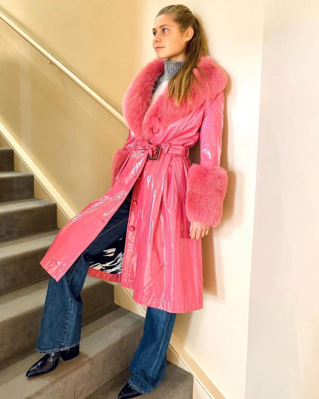 カロリーナ・モスケーニのインスタグラム：「Fall look available at @tizianafausti. Amazing trench from @sakspotts 😍 #fashion #shop #tizianafausti #falloutfits #letyouroutfitdothetalking #fw20192020」