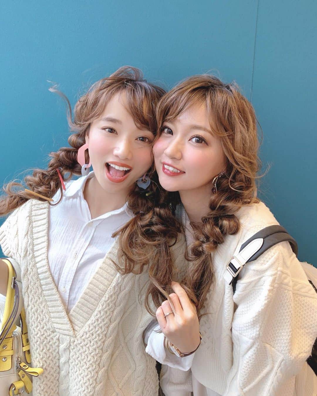 いっちゃん/嶋津 いつみさんのインスタグラム写真 - (いっちゃん/嶋津 いつみInstagram)「. . ツーショット率だんとつNo.1の🐶❤️🐿 #いつみきてぃー . . . . お揃いの編みおろしツインテールは お出かけ前に @rabichepow.chihiro  さんが 被り物に似合うようにアレンジしてくれました😍💓💓💓 . . なんて贅沢ッッ😳✨💕💨 . . ほんで、写メの取り合いっこしてる時 だいたい動画撮りながら 面白がって待っててくれるちぃさん🐰🎀 . . . . 私とみきてぃーが 打ち合わせなしで 白ニットかぶりっていうミラクル起こしたから ちぃさんにも強要して白ニットでお揃い感出したのに 被り物はそれぞれ好きな物で個性爆発させるあたりが ホンマに楽チンでらぶ。😂❤️ . . . . #関西  #関西サロモ  #サロンモデル #サロモ #いっちゃん  #フリーモデル #関西モデル  #あざといっちゃん #かわいっちゃん #いっちゃんコーデ #ブライダルモデル #アレンジモデル #ヘアカラー  #ヘアアレンジ #ootd . . .」10月23日 21時04分 - istumiiiru