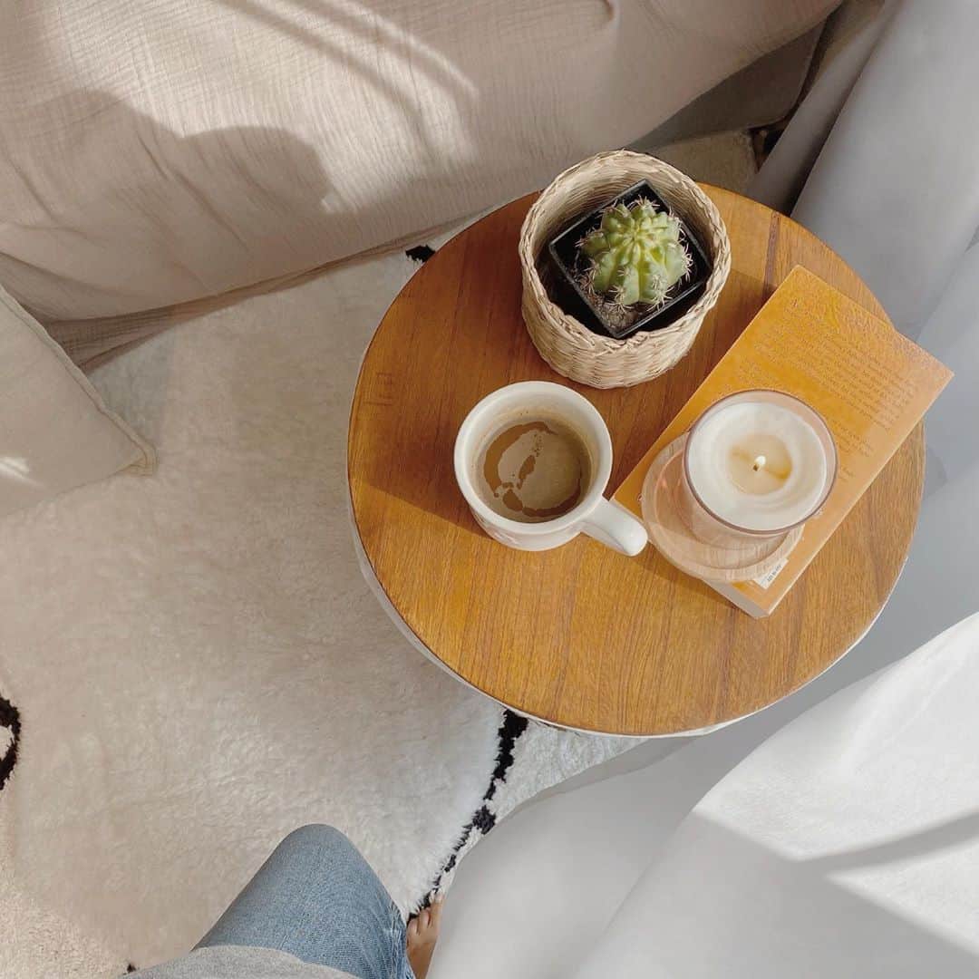 のインスタグラム：「２人でショッピングしたときにみつけた、 カゴ🧺兼テーブル💫 写ってないけどカゴの部分が特にお気に入り🍁 #zarahome#zara#home#homeinspirations#homeinspiration#interiordesign#interior#roominspiration#roomdecor#キャンドル#インテリア#サボテン#丁寧な暮らし#hiuianelaroom」