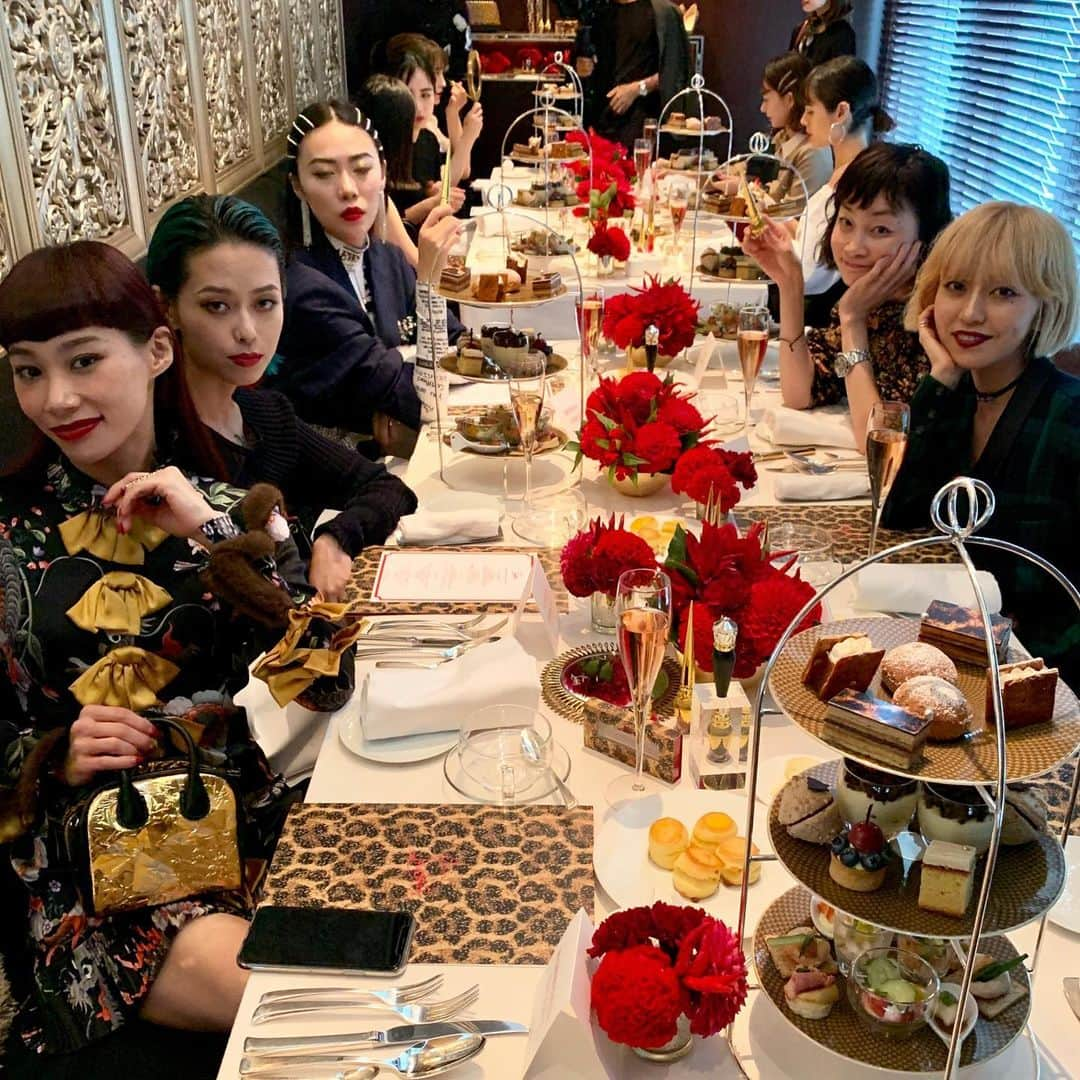 シトウレイさんのインスタグラム写真 - (シトウレイInstagram)「@louboutinbeauty afternoon tea party with thsee powerful girls!﻿ It was so happy to share secret beauty tips with them having lovely sweets and beautiful wine.  Thank you @louboutinbeauty for having me!﻿ ﻿ ルブタンのアフタヌーンティーパーティにお呼ばれし、コスメ大好き美女陣(キャラ濃いめ)と一緒に楽しいひととき。﻿ みなさん美に対する追求心がとっても貪欲で知識も深大で、すごくすーーーーっごく刺激になった！﻿ ﻿ お喋りの中でエリカちゃん @gold_erika  が「ルブタンでメイクするのって、一つの儀式なんですよね」って言ってたのが印象的で。﻿ ﻿ ルブタンのメイク道具は日常をドラマティックにするスパイスになる。 メイクアップに対する認識が、ちょっと変わった気がします。 ﻿ ﻿ ﻿ #louboutinbeauty #louboutinworld #leopard #makeup #cosmetics  ##ルブタン #ビューティトーク #キャラ濃い目 #無駄なことこそが人生を豊かにする  #濃いめメイクしたくなった #やり方わかりまてん #とりあえず奈良くんに相談だ @yuyanara」10月23日 21時05分 - reishito