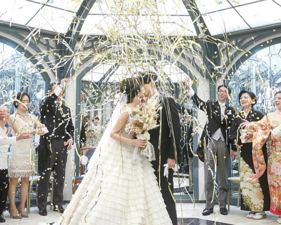 プレ花嫁の結婚式準備アプリ♡ -ウェディングニュースさんのインスタグラム写真 - (プレ花嫁の結婚式準備アプリ♡ -ウェディングニュースInstagram)「ヴィンテージ感漂うハイセンスなウェディングフォト８選✨ . . ...................................... 💒こちらのお写真の情報 ...................................... . 会場名： アニバーサリー アン 恵比寿 エリア： #マイレポ東京 会場ID： 【314】 . →@weddingnews_concierge の🔗に5桁のID番号をいれると式場の詳細（本当の料金・口コミ・写真など）がチェックできます😊 . 📲インスタグラムで「式場探し・フェア予約」をする方法は文章の下をチェックしてね⬇︎ ...................................... . . 💐mrs_andxxさんの結婚式について . #TheGreatGatsby ✨1920年のヴィンテージウェディングをテーマにしたmrs_andxxさんのウェディング👰🏻 . 世界観を大事にして、夢の国のようなゲートをくぐった瞬間ワクワクする、あの高揚感をゲストに感じてもらうために #会場装飾 と音楽にはこだわったそうです💓♩ . Gold × Whiteをテーマカラーにして全体に統一感を持たせたのもポイント👀✨ . 最初にテーマを決めたことで色んな面においてあまり迷うこともブレることもなく、統一感ある結婚式に仕上がったと感じたんだとか✨ . どのフォトとても素敵なのでぜひスワイプ👉🏻してみてくださいね✨ . . mrs_andxxの花嫁さんID❤️34576 . @weddingnews_brides の🔗に↑の5桁の数字をいれると、こちらの花嫁さんの式場／マイレポ／インスタIDが見られます✨ . . ...................................... 💒インスタグラムから式場を探す方法 ...................................... . ①マイレポ〇〇 ↑〇〇に自分の都道府県を入れてハッシュタグ検索（例：マイレポ東京） . ②気になるポストに書いてある【式場ID】or【花嫁ID】をメモする . . 💒【式場IDで探す】 ID（数字4桁)を @weddingnews_concierge の🔗にいれると式場の詳細（本当の料金・写真・口コミなど）がチェックできます😊 . . 👰【花嫁IDで探す】 ID（数字5桁)を @weddingnews_brides の🔗にいれると該当ポストの花嫁さんの式場／マイレポ／インスタIDがチェックできます😊 . . ⚠️式場・花嫁さんを検索する（ID番号・＠）は別々なので、気をつけてくださいね ............................................................................ . . 📲プロポーズされる前から卒花した後も楽しめる✨結婚式準備No１アプリ💕 #ウェディングニュース の詳細は @weddingnews_editor からダウンロードしてね✨ . . . . #結婚式 #結婚式準備 #ウェディング #プレ花嫁 #結婚 #花嫁 #ウエディング #プレ花嫁準備 #婚約 #2020春婚 #プレ花嫁さんと繋がりたい #2020夏婚 #2020秋婚 #ウェディングフォト  #プロポーズ #アニバーサリーアン恵比寿  #東京結婚式 #東京結婚式場  #ナチュラルウェディング #新郎新婦 #おしゃれさんと繋がりたい #カップル #カップルフォト #bohowedding #weddingphotography」10月23日 21時17分 - weddingnews_editor