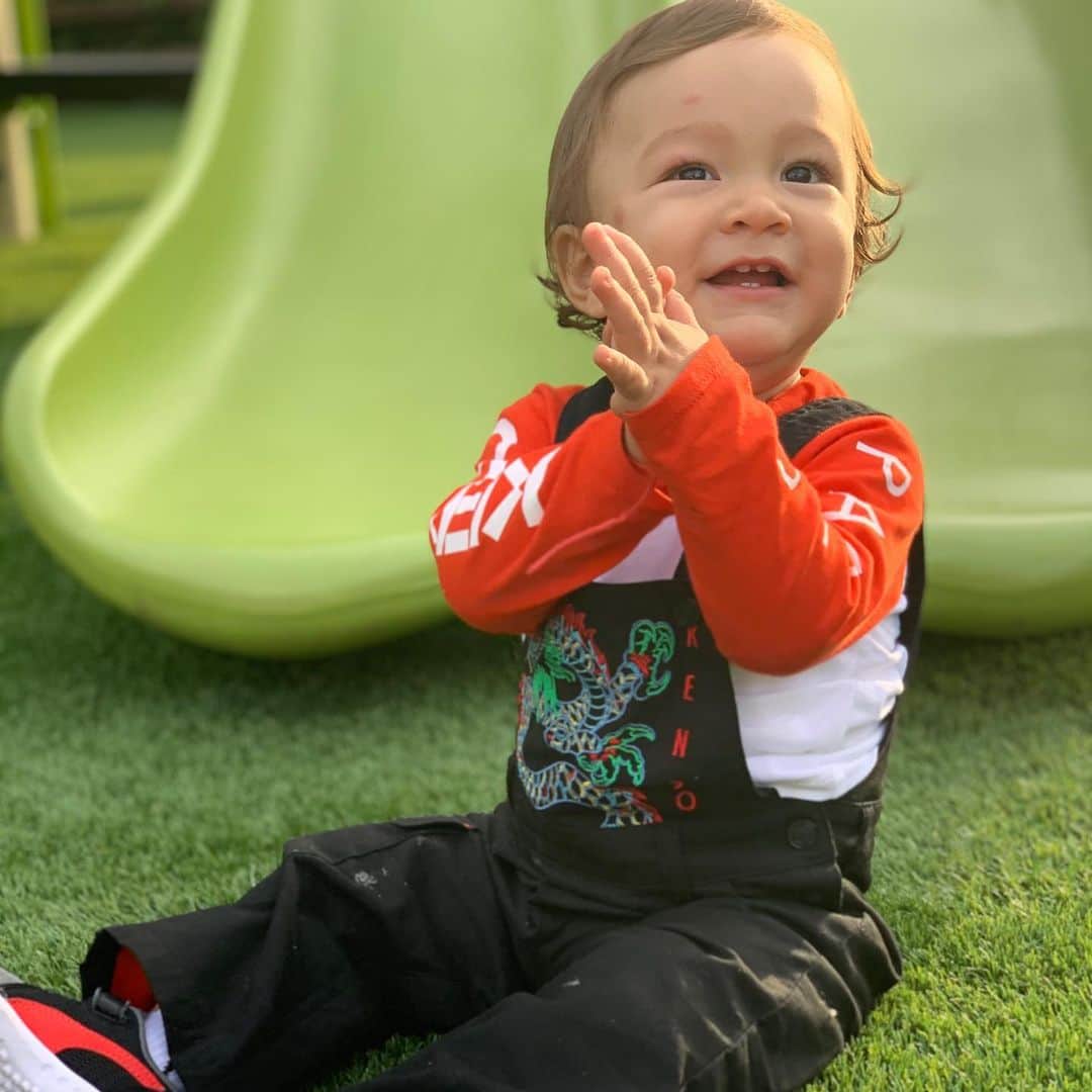 ソフィア・バルビのインスタグラム：「Hoy hace un año que llego mi bebito. Que los cumplas muy feliz! 🎉🎉 Te amamos demasiado Hermoso! Gracias por enseñarnos tanto tanto a todos en casa! Que seas muy feliz siempre!  #lauticumple1 #bebitogrande」