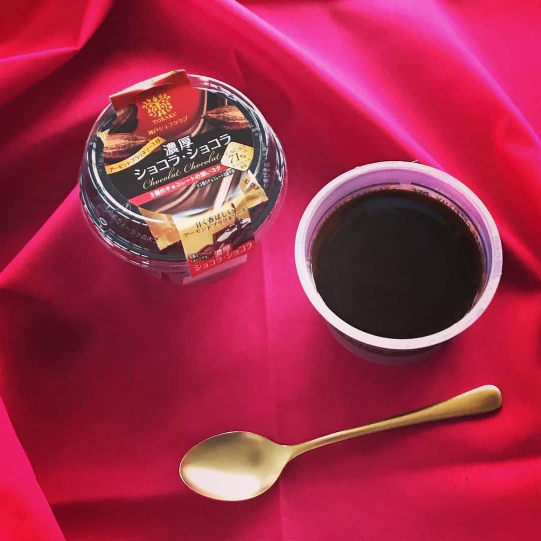 トーラク株式会社のインスタグラム：「. 濃厚なチョコレートが恋しい季節🍂. . . ◉神戸シェフクラブ 濃厚ショコラ・ショコラ 180円（税別） 濃厚なチョコレートプリンにアーモンドプラリネソースをかけて食べる、神戸シェフクラブのチョコレートスイーツです. .  #トーラク #TORAKU #神戸プリン #プリン #プリン好き #プリンマニア #コンビニスイーツ #コンビニ #スイーツ #スイーツ好き #PUDDING #PUDDINGPARTY #SWEETS⠀#おやつタイム #sweets #チョコレートプリン #チョコレート #アーモンド #アーモンドプラリネ #chocolate  #chocolatepudding #chocolat #プリン好きな人と繋がりたい」