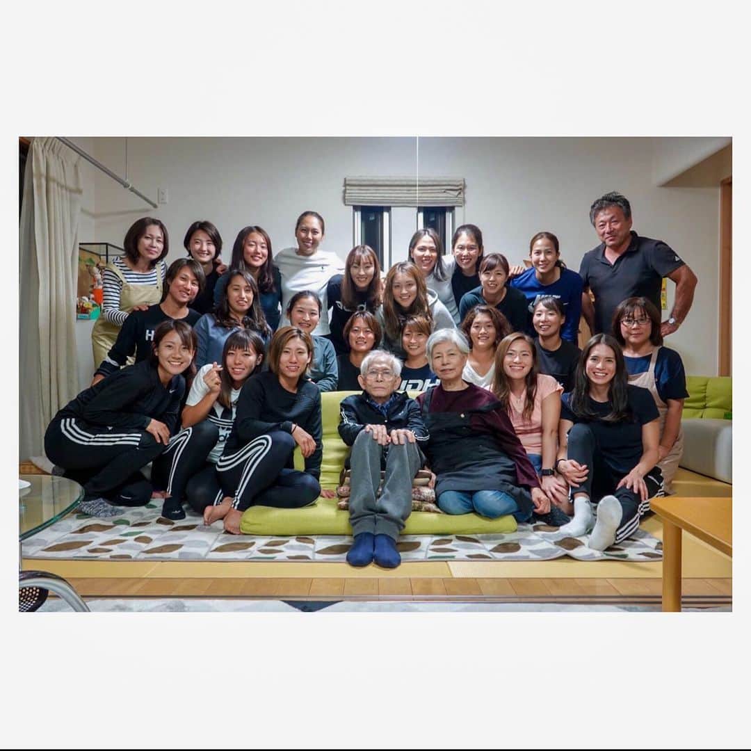 のインスタグラム：「______________________________________________ How about taking a group photo✨ @sonyhc.bravialadies with Family🏡 新しい家族の写真が増えました🤭 毎年数回、我が家で食事会をしますが おじいちゃんとおばあちゃんは いつも特等席で五平餅を美味しいって 食べてくれることにとても喜んでます👴👵 チームの為に準備をしてくるけど 家族も皆が来てくれることで元気を 貰ってると思います👪✨ あと何回この写真が撮れるかな…？ 今回も準備してくれた 家族とさらさんママ ありがとうございました☺️ 我が家に来てくれたチームメイト 本当に毎回ありがとう✨ 私にとって全員家族です🏡💗 これからも一緒に頑張ろうね💪 もえとまほはまた今度👻 #sonyhcbravialadies #family  #familyphoto #team #forever  #家族 #チームメイト #宝物」