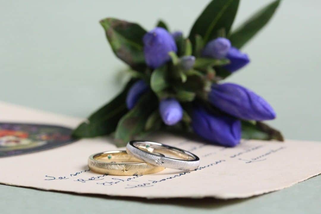 ith / イズ オーダメイド結婚指輪さんのインスタグラム写真 - (ith / イズ オーダメイド結婚指輪Instagram)「繊細な彫り模様は 羽のモチーフ。 . マットでも光沢でもない、 独特のツヤ感があります�。 . お二人それぞれの好きな色でも 同じデザインにすることで お揃い感をしっかり感じられますね。 . . ▽ 指輪について 結婚指輪(男性)：ピウマ Pt900：165,000円〜 . 結婚指輪(女性)：ピウマ K18YG：140,000円〜 . . 公式ハッシュタグ🤳✨ #イズマリッジ . . #結婚指輪 #婚約指輪 #プロポーズ  #マリッジリング #エンゲージリング  #指輪 #ダイヤモンド #ブライダルリング #婚約 #プレ花嫁 #ペアリング #指輪選び  #ウェディングドレス #ナチュラルウェディング  #指輪探し #結婚指輪探し #ゴールドリング  #オーダーメイドリング #結婚指輪オーダー #オーダーメイド #花嫁 #2019冬婚 #2020春婚 #2020夏婚 #一生もの #羽モチーフ #模様」10月23日 21時15分 - ith_marriage