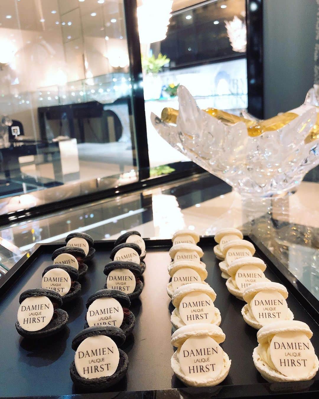 廣瀬規子のインスタグラム：「大好きな　@lalique_japan とDAMIEN HIRSTとのコラボレーション。 * 圧倒的な技術を誇るクリスタル老舗ブランドと「科学」「宗教」「生命」「死」を製作の軸にして表現し続けてきた世界的に有名なアーティストとの融合。 * 4年の歳月をかけて創られた素晴らしい作品たちを前にして、何を想う😌✨ * 10/27まで、ラリック銀座本店にて * #lalique #damienhirst  #コラボレーション #ラリック」