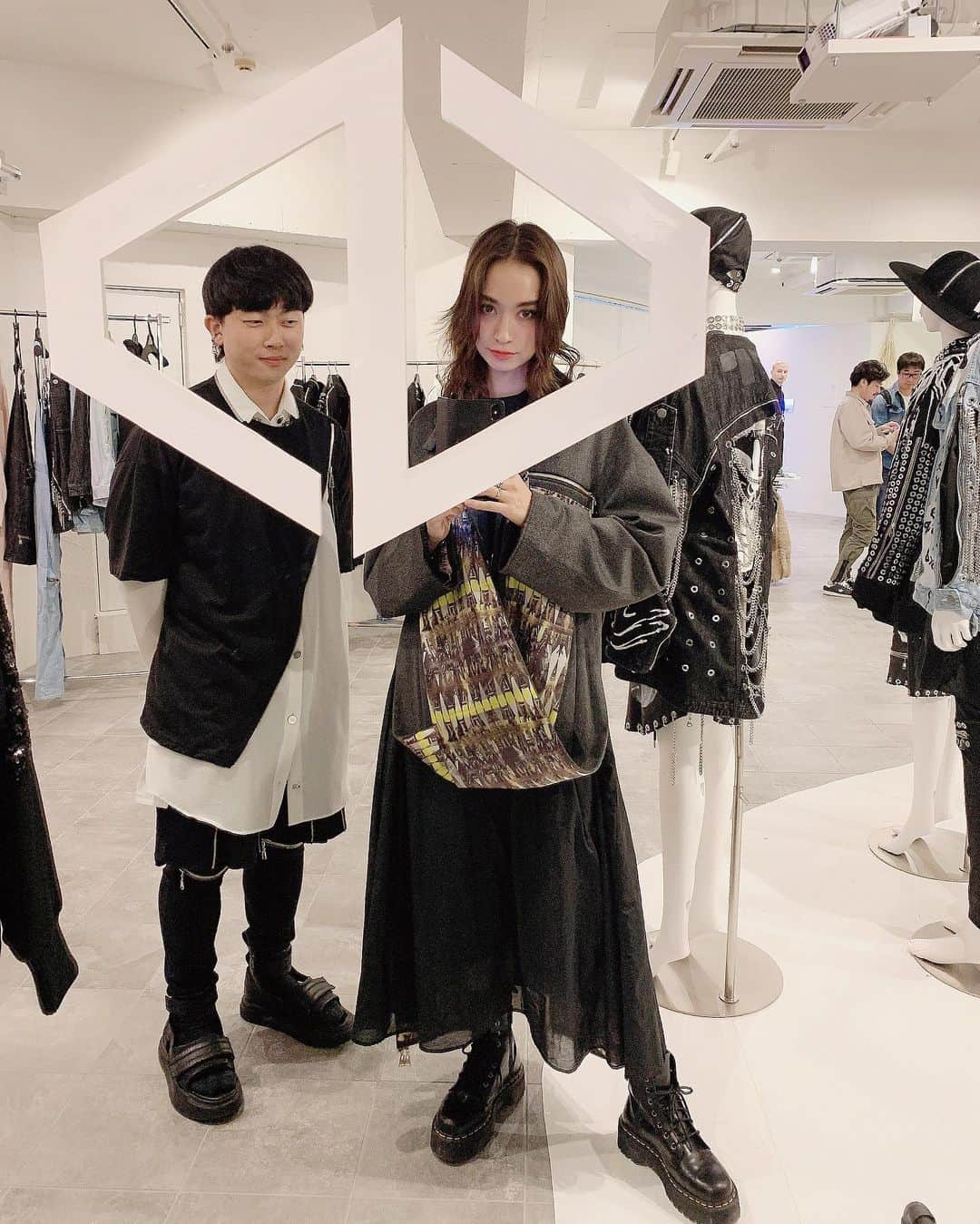 大森美知さんのインスタグラム写真 - (大森美知Instagram)「acuodbychanu ⛓⛓⛓⛓⛓⛓⛓⛓⛓ exhibition & pop up ⛓⛓⛓⛓⛓⛓⛓⛓⛓ チャヌ君ありがとう🗝♡!!!!! 思った!!チャヌ君笑ってくれないww _____________________________ #acuodbychanu #2019ss #fashion #popup」10月23日 21時15分 - michi_oomori_official