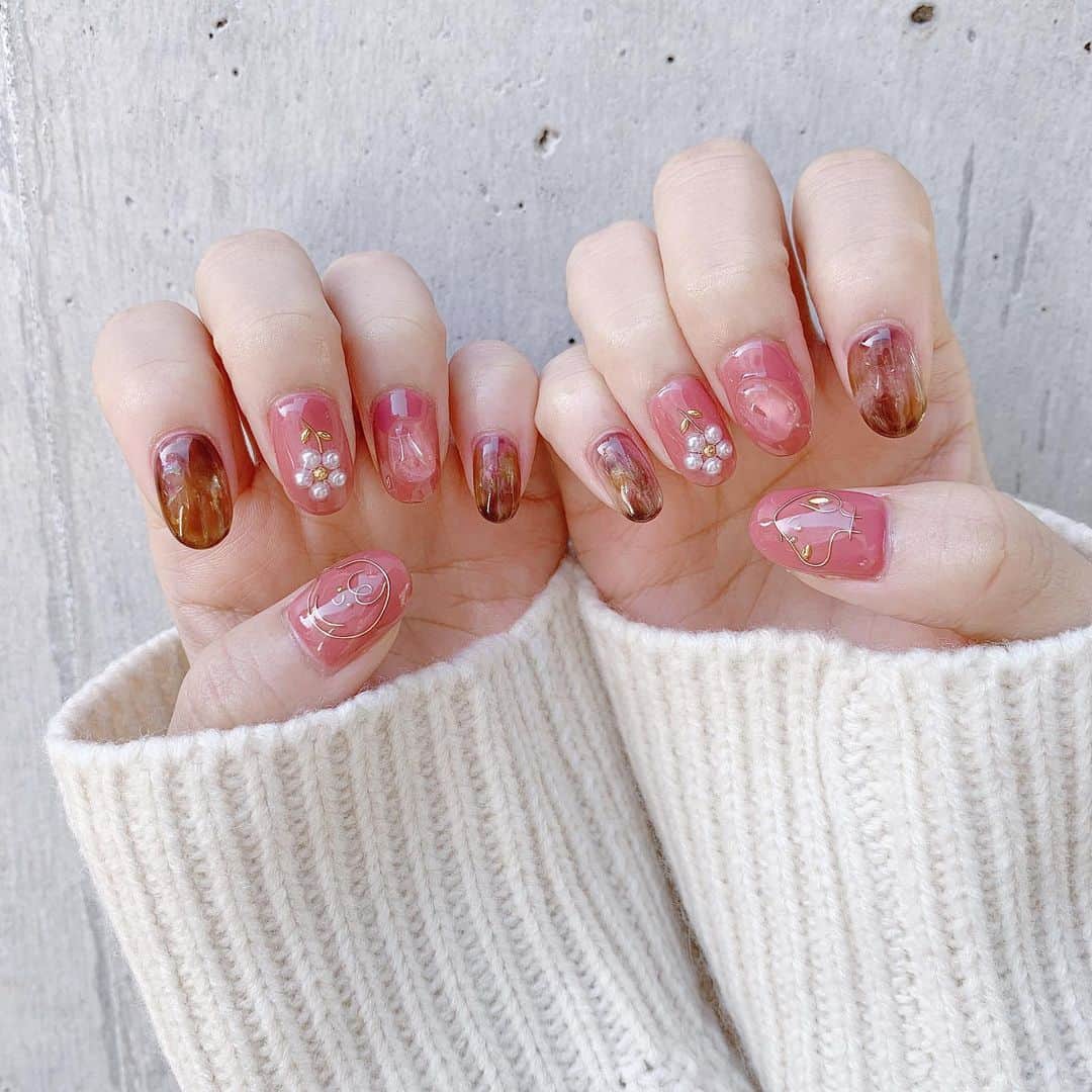 のインスタグラム：「おすぬとチャーリーブラウンネイル💅🐶 ㅤㅤㅤㅤㅤㅤㅤㅤㅤㅤㅤㅤㅤㅤㅤㅤㅤㅤㅤㅤㅤㅤㅤㅤ  ㅤㅤㅤㅤㅤㅤㅤㅤㅤㅤㅤㅤㅤ ️ㅤㅤㅤㅤㅤㅤㅤ  かわいいかわいいかわいい〜💓💓 ㅤㅤㅤㅤㅤㅤㅤㅤㅤㅤㅤㅤㅤㅤㅤㅤㅤㅤㅤㅤㅤㅤㅤㅤ  ㅤㅤㅤㅤㅤㅤㅤㅤㅤㅤㅤㅤㅤ ️ㅤㅤㅤㅤㅤㅤㅤ  ずーっとやってみたかった キャラクターネイル( ˘ω˘ )🌼 ㅤㅤㅤㅤㅤㅤㅤㅤㅤㅤㅤㅤㅤㅤㅤㅤㅤㅤㅤㅤㅤㅤㅤㅤ  ㅤㅤㅤㅤㅤㅤㅤㅤㅤㅤㅤㅤㅤ ️ㅤㅤㅤㅤㅤㅤㅤ  あとは流行り？のべっ甲と お花ちゃんとクリアなストーン💭💫 ㅤㅤㅤㅤㅤㅤㅤㅤㅤㅤㅤㅤㅤㅤㅤㅤㅤㅤㅤㅤㅤㅤㅤㅤ  ㅤㅤㅤㅤㅤㅤㅤㅤㅤㅤㅤㅤㅤ ️ㅤㅤㅤㅤㅤㅤㅤ  今回も @akane.4.8 さんにお願いしました💅♡ ㅤㅤㅤㅤㅤㅤㅤㅤㅤㅤㅤㅤㅤㅤㅤㅤㅤㅤㅤㅤㅤㅤㅤㅤ  ㅤㅤㅤㅤㅤㅤㅤㅤㅤㅤㅤㅤㅤ ️ㅤㅤㅤㅤㅤㅤㅤ  あかねさんとたくさんお話しした😌 それもひとつの楽しみなのだよ💞💞 ㅤㅤㅤㅤㅤㅤㅤㅤㅤㅤㅤㅤㅤㅤㅤㅤㅤㅤㅤㅤㅤㅤㅤㅤ  ㅤㅤㅤㅤㅤㅤㅤㅤㅤㅤㅤㅤㅤ ️ㅤㅤㅤㅤㅤㅤㅤ  #ネイル #ネイルデザイン #スヌーピーネイル #キャラクターネイル #べっ甲ネイル #スヌーピー #チャーリーブラウン #みちゃねいる #nail #nailsofinstagram #naildesign #nails #shooting #snoopy #instagood」