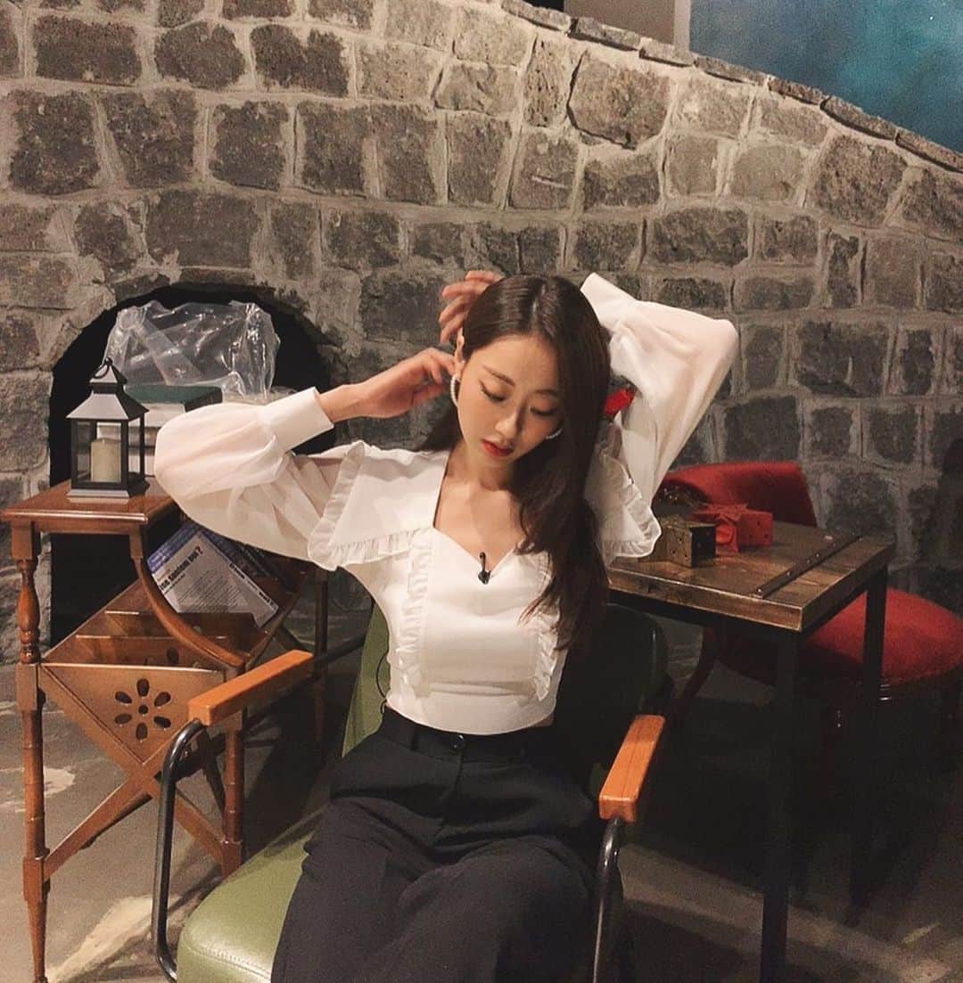 ギョンリ のインスタグラム：「😆 youtube 김종민의 #뇌피셜 👍🏻vs☝🏻」