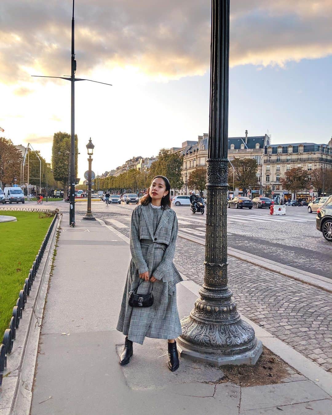 ベイカー恵利沙さんのインスタグラム写真 - (ベイカー恵利沙Instagram)「Outfit when I was in Paris ♡ @elin_official_jp  エリンの3ピース ジャケット、ベスト、スカートそれぞれ組み合わせて使えて、 3年前くらいから愛用してる🌹 bagとブーツはどちらもcoachで bagはvintage🔮 ベストの中には首元フリルのブラウスを #えりさふく」10月23日 21時20分 - bakerelisa