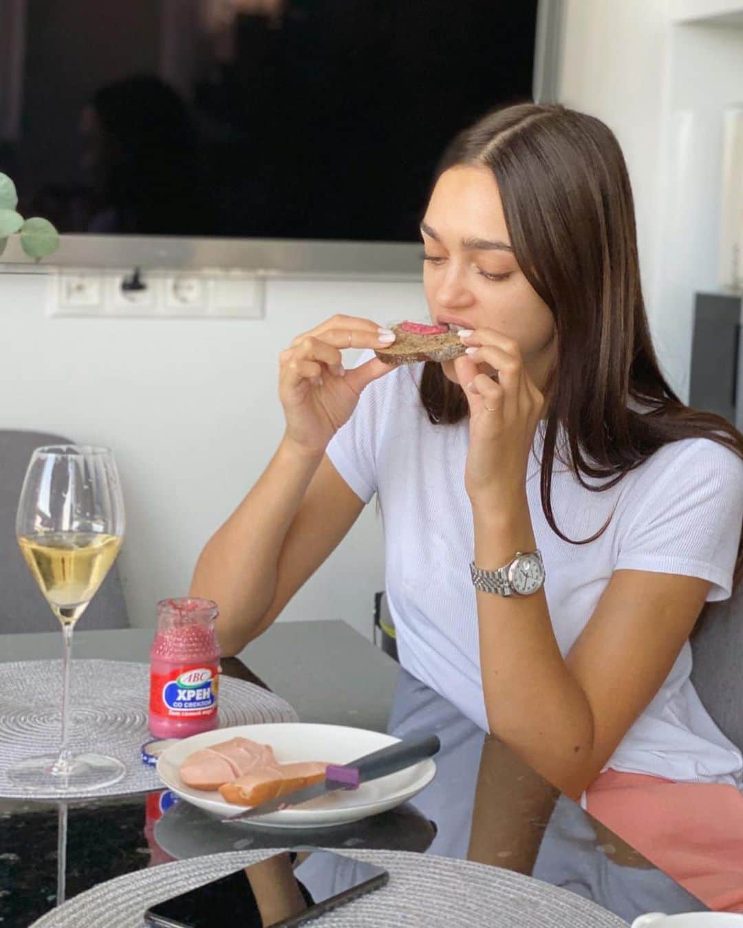 Zhenya Katavaのインスタグラム：「Долой гламурные предрассудки .  #реальнаяжизнь」