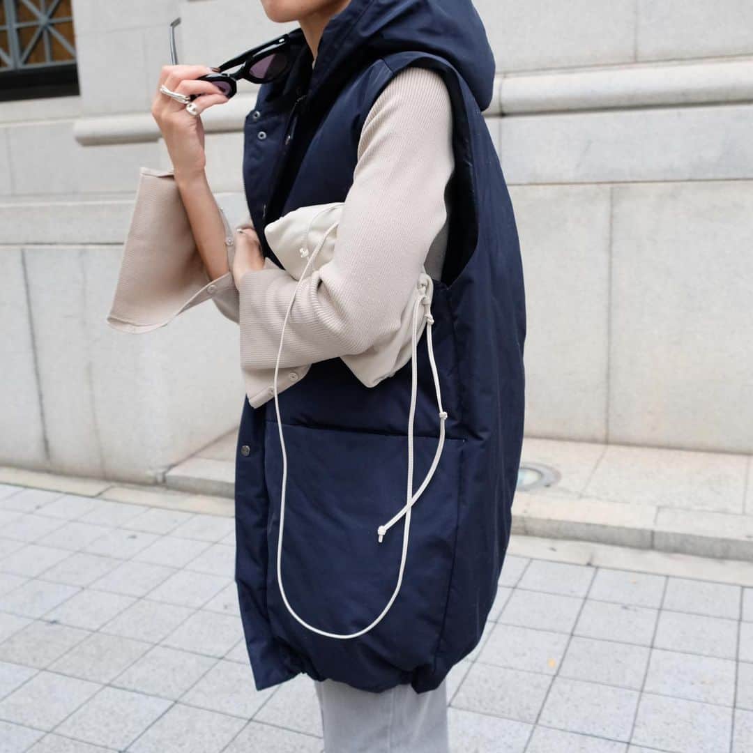 正中雅子さんのインスタグラム写真 - (正中雅子Instagram)「down vestの色違いはネイビー🖤 * こっちも使いやすくて良いです！ * 最後の最後まで着丈を悩んでギリギリにまた着丈変えたりワガママ言いまくったけどもこの丈にして良かった😂 * 30日からのpopupで先行発売です！ * #MACHATT #masaco服」10月23日 21時28分 - masacoshonaka