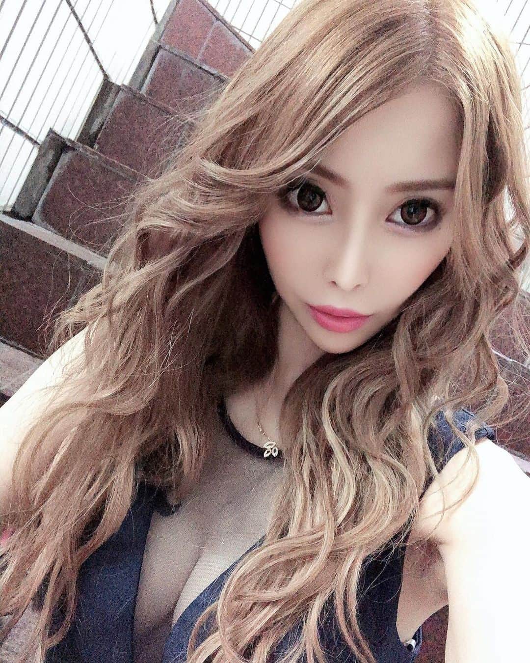 高橋沙弥華のインスタグラム：「そういえば久しぶりにエクステつけました😆  びよーーん😂❤ あり？なし？🤔 #エクステ #シールエクステ #イメチェン #久しぶり #ロングヘアー #波ウェーブ #巻き髪 #ヘアメ #アレンジ #ハイライト #ローライト」