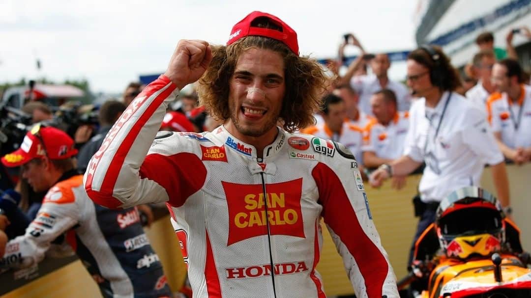 MotoGPさんのインスタグラム写真 - (MotoGPInstagram)「Today marks 8 years since we lost Marco Simoncelli, he will always remain in our thoughts and hearts 💕 // We will never forget you Marco ❤️ #SempreNelCuore #MS58 #MotoGP」10月23日 21時30分 - motogp