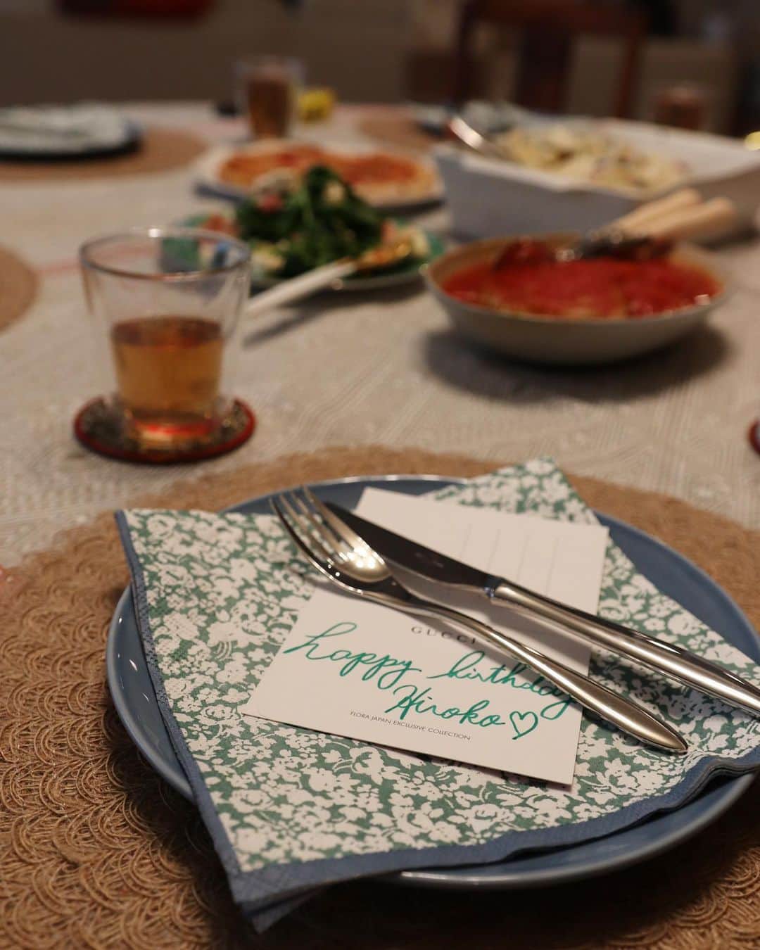 平木愛美さんのインスタグラム写真 - (平木愛美Instagram)「さにたん可愛いすぎなこの動画お気に入り🐶🐾🐩 . 週末、いつもの大好きさんたちと、おうちランチ💕 みんなで準備してすこし早めのひろこちゃんの誕生日お祝いをしました♡  私はロール白菜担当！！！ 粗挽肉と玉ねぎ、卵でタネをつくって白菜で包んで、 トマトソースをつくって煮込み🍅  パスタもいちじくのサラダもとっても美味しかった〜🥺💞 ちえみちゃんの用意してくれてたテーブルコーディネートもとっても素敵でした♡  そうくんやサニーちゃんたちに癒されたり、しあわせ時間…🧸❤️ . お喋りしながら夜まで過ごし、、🌜おじゃましました☺︎ たーのしかった💕 愛してやまない心地良きみんななのです。 約二年前はみんなでハワイだったの懐かしいなあ🌴🧡 #愛 #関西人」10月23日 21時30分 - manamihiraki