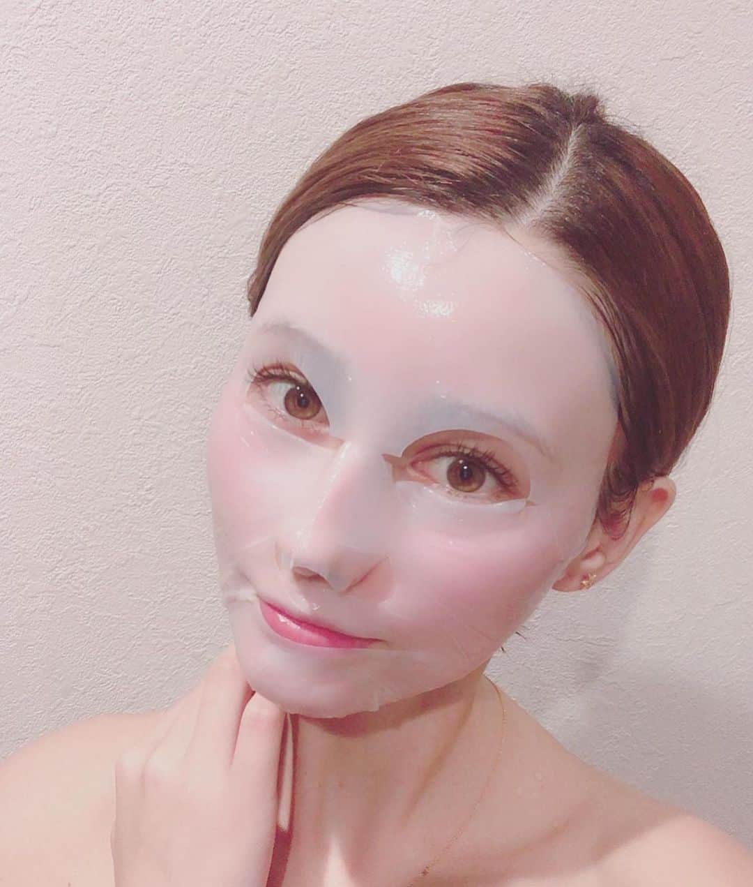 ダレノガレ明美さんのインスタグラム写真 - (ダレノガレ明美Instagram)「1枚2,200円するホワイトジェリーマスク✨ 保湿が本当にすごくて、付けた感じも他のマスクと違う！ 終わったあとの顔のツルツルがすごいです！ 普通のパックは乾燥するので5〜10分くらいしかできないですが、こちらは15〜20分もできちゃいます！ 少しお高めなので大切な日の前の日などにおススメ致します✨ こちらのマスクは　@yc_aoyama  にて！」10月23日 21時30分 - darenogare.akemi