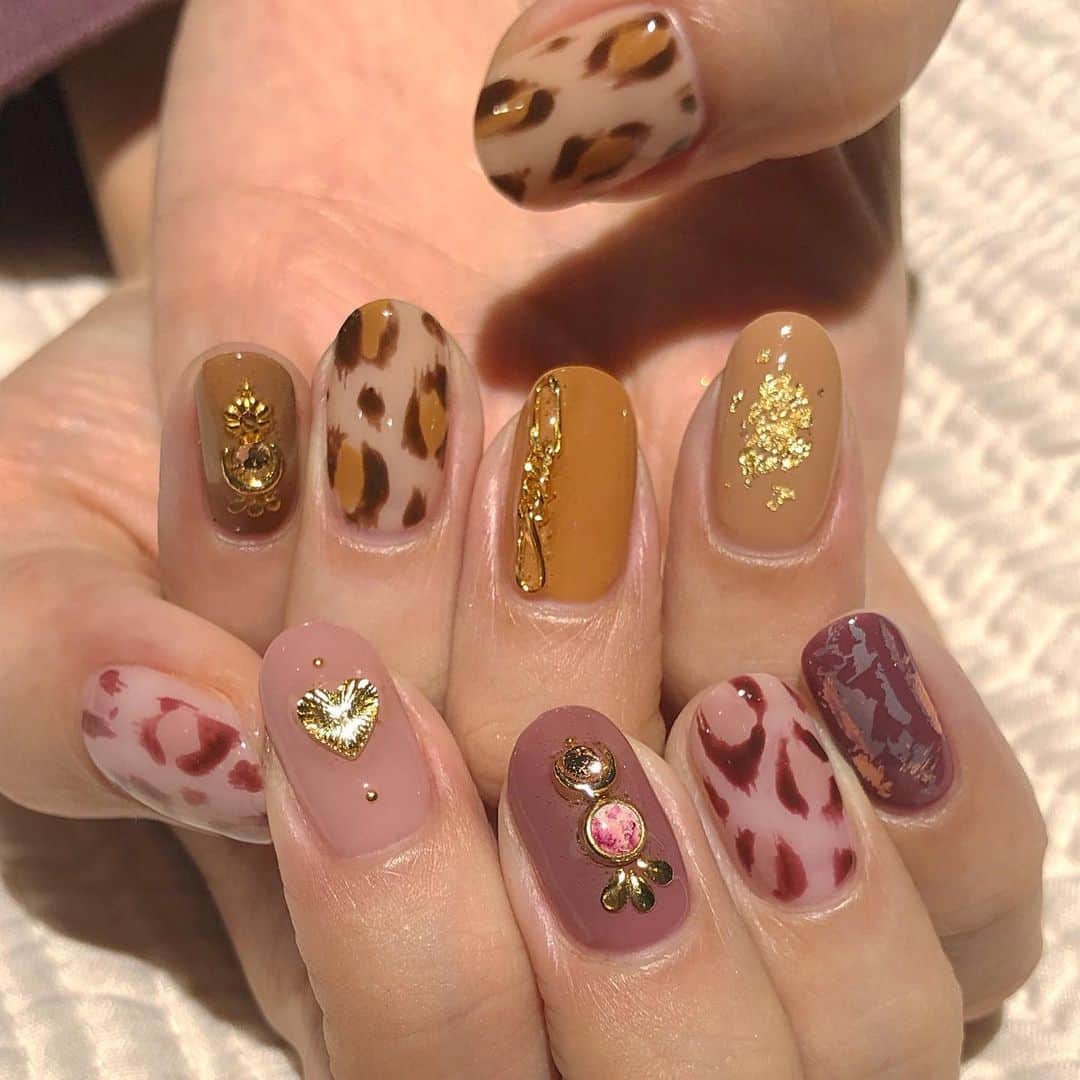 RUBY&ONYX by Kanako Miuraのインスタグラム：「色ちがいレオパード🐆 ・ 他の指も色ちがいです💡 ・ ・ 10/26 12:00〜.16:00〜18:30〜 10/27  15:00〜.17:30〜  ご案内可能です🥰  そのほかのお時間もお問い合わせください💫  お子様もお隣に座れるルームや個室もございます💡 ・ ・ 🌿月額制もやってます🌿 ○プレミアム会員(ハンド&フット)¥29,800(税抜)・ ○ハンドレギュラー会員¥14,800(税抜)・ ○フットレギュラー会員¥14,800(税抜)・ ・ それぞれ全てのメニューが月に何度でもご利用頂けます。  ご予約、お問い合わせはDMまたは 0354595882 LINE ID：@ rubynail までお気軽にどうぞ💫  #daikanyama#nailsalon#nail#gelnail#rubyandonyx#handnail#mode#cool#studs#menscare#ART#autumnnails#メンズネイル#メンズケア#定額制ネイル#通い放題#ジェルネイル#ネイル#ノーサンディング#ショートネイル#代官山ネイルサロン#トレンドネイル#秋ネイル」
