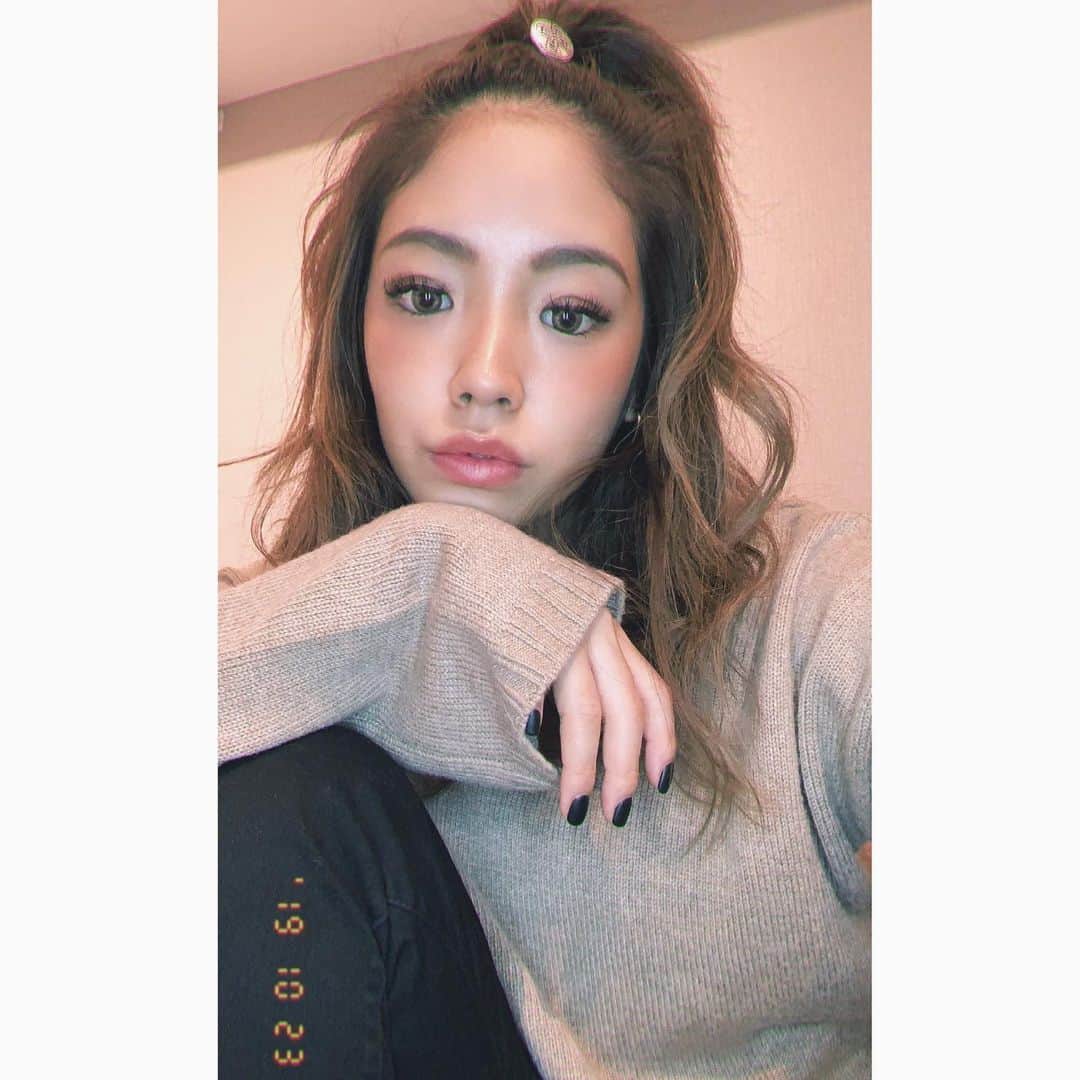 Linaのインスタグラム：「秋ですね🌰🌾 髪色もいい感じに落ちてきた🧡. @aula_diva ✂︎. . マツエクはいつもの　@salon__ef__official ♡. ディープ&シングルmix 11.13.12㎜/ccカール. . . #haircolor #salonef #ef #マツエク #eyelash」