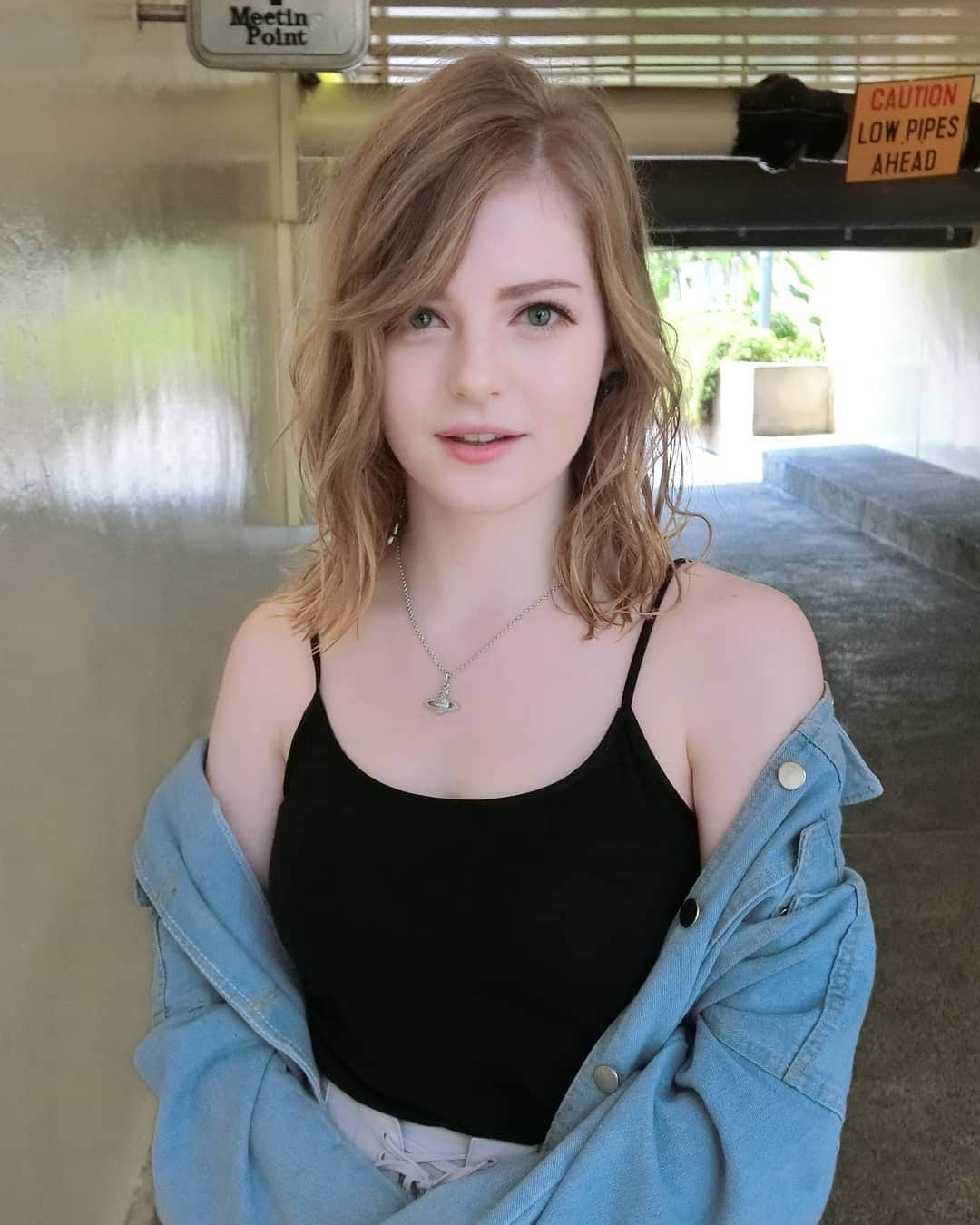 Ella Freyaのインスタグラム：「✨ Styling/Hair: @koichi.sg」