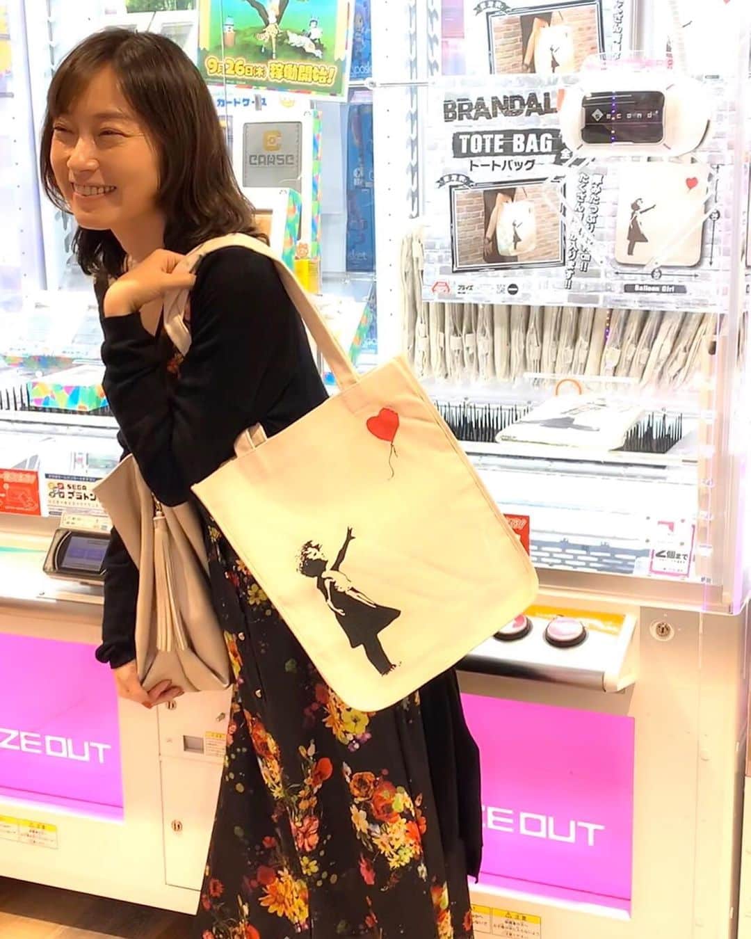 小橋めぐみのインスタグラム：「覆面アーティスト、バンクシーのトートバッグが、ゲームセンターでゲットできるとの情報をゲットし、いてもたってもいられず、友人に付き合ってもらい、無事ゲット❤️ #バンクシー #banksy」
