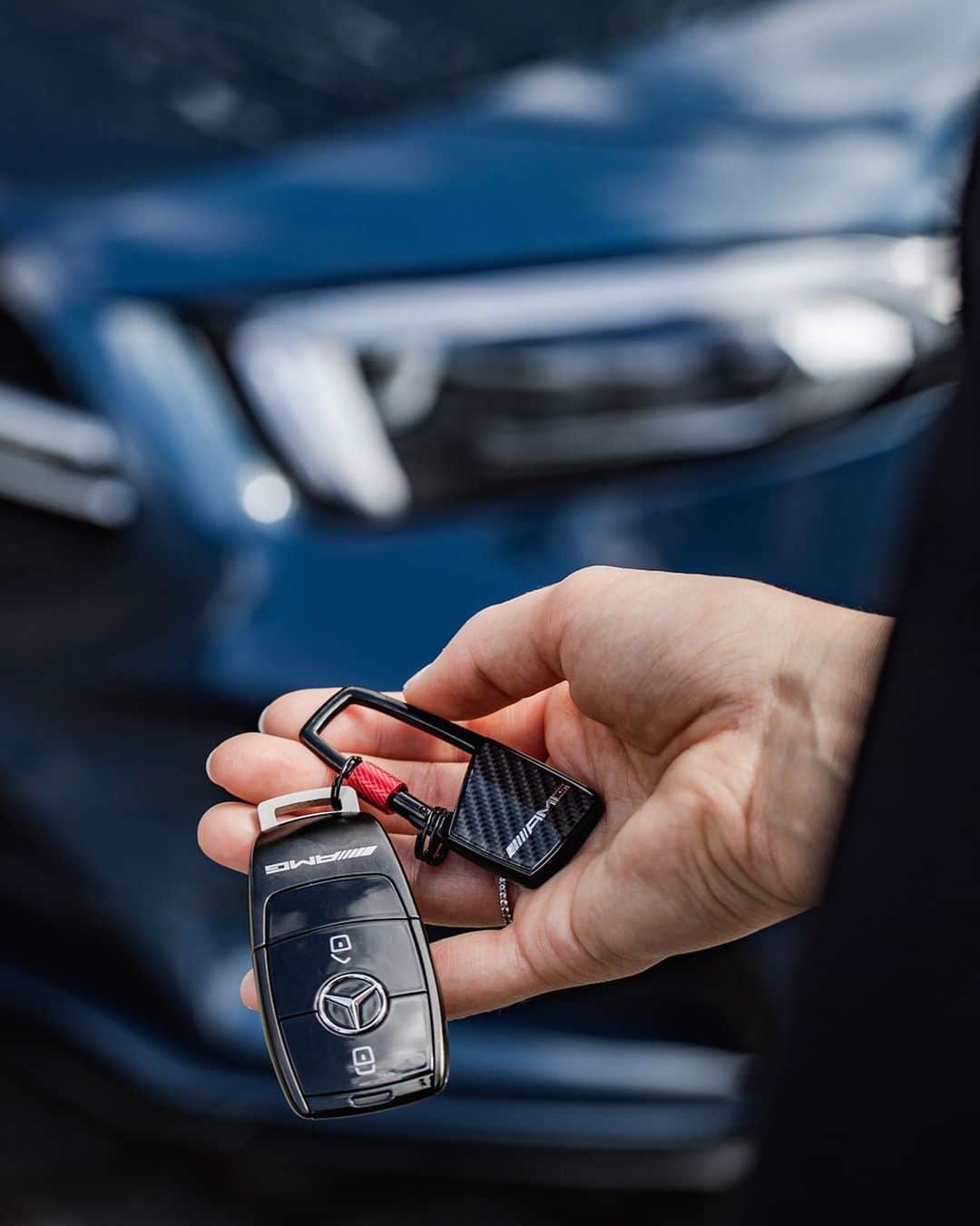 Mercedes AMGさんのインスタグラム写真 - (Mercedes AMGInstagram)「Elegant & stylish like your Mercedes-AMG: the AMG snap-hook key ring pairs perfectly with your powerful ride.  Photos: @christopherbusch  #MercedesAMG #DrivingPerformance #Lifestyle」10月23日 21時38分 - mercedesamg