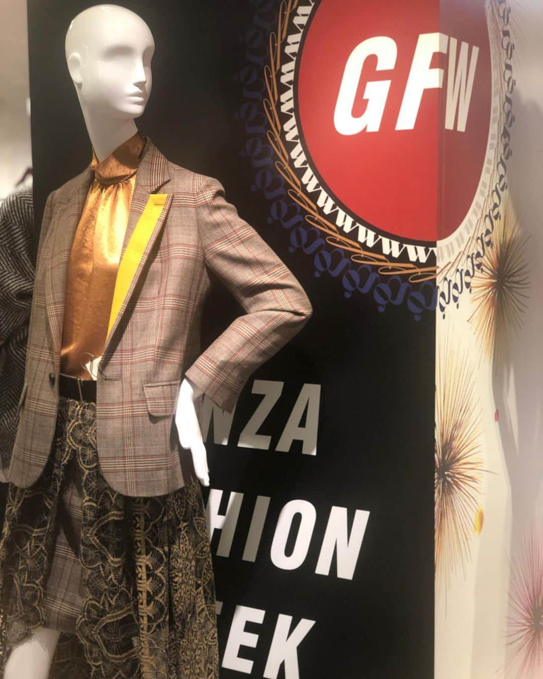 那須愛里さんのインスタグラム写真 - (那須愛里Instagram)「〝GFW〟﻿ 松屋銀座にいったら﻿ GINZA FASHION WEEKをしていたよ🧳🎩👠﻿ Maron de GINZAがテーマの松屋銀座では、﻿ おしゃれなマロンカラーのアイテムや英国アイテムがそろっていました🌰💂🏻‍♀️🇬🇧💂🏻‍♂️🌰﻿ .﻿ 1階エッセンスプラスでは﻿ マロンカラーのカチューシャを見つけたので﻿ つけてみたよ^ ^﻿ なかなかいいかも⁉︎♕﻿ .﻿ 3階リタズダイアリーでは﻿ トルソーが着ていた英国風なチェックアイテムのセットアップが素敵だったので試着してみました﻿ ﻿ どうかな？^ ^﻿ 刺繍のスカート合わせが﻿ おしゃれ上級者気分を体験できました♬﻿ .﻿ .﻿ .﻿ 【GFW開催期間】﻿ 10月16日(水)～19年10月29日(火)﻿ ﻿ 秋のこっくりとしたカラーやチェック柄のファッション好きだなぁー♡﻿ みんなも、銀座に行ったらマロンカラーアイテムや英国ファッションを楽しんでみてね﻿ .﻿ .﻿ #GINZAFASHIONWEEK﻿ #松屋銀座﻿ #銀座﻿ #マロンドギンザ﻿ #ginza﻿ #matsuyaginza﻿ #PR﻿」10月23日 21時43分 - aaairixoxo