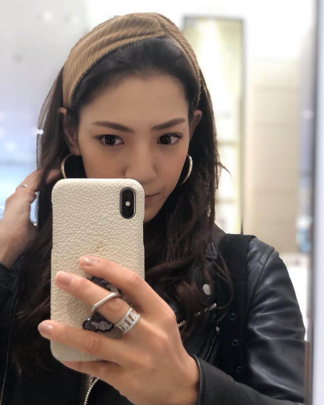 那須愛里さんのインスタグラム写真 - (那須愛里Instagram)「〝GFW〟﻿ 松屋銀座にいったら﻿ GINZA FASHION WEEKをしていたよ🧳🎩👠﻿ Maron de GINZAがテーマの松屋銀座では、﻿ おしゃれなマロンカラーのアイテムや英国アイテムがそろっていました🌰💂🏻‍♀️🇬🇧💂🏻‍♂️🌰﻿ .﻿ 1階エッセンスプラスでは﻿ マロンカラーのカチューシャを見つけたので﻿ つけてみたよ^ ^﻿ なかなかいいかも⁉︎♕﻿ .﻿ 3階リタズダイアリーでは﻿ トルソーが着ていた英国風なチェックアイテムのセットアップが素敵だったので試着してみました﻿ ﻿ どうかな？^ ^﻿ 刺繍のスカート合わせが﻿ おしゃれ上級者気分を体験できました♬﻿ .﻿ .﻿ .﻿ 【GFW開催期間】﻿ 10月16日(水)～19年10月29日(火)﻿ ﻿ 秋のこっくりとしたカラーやチェック柄のファッション好きだなぁー♡﻿ みんなも、銀座に行ったらマロンカラーアイテムや英国ファッションを楽しんでみてね﻿ .﻿ .﻿ #GINZAFASHIONWEEK﻿ #松屋銀座﻿ #銀座﻿ #マロンドギンザ﻿ #ginza﻿ #matsuyaginza﻿ #PR﻿」10月23日 21時43分 - aaairixoxo