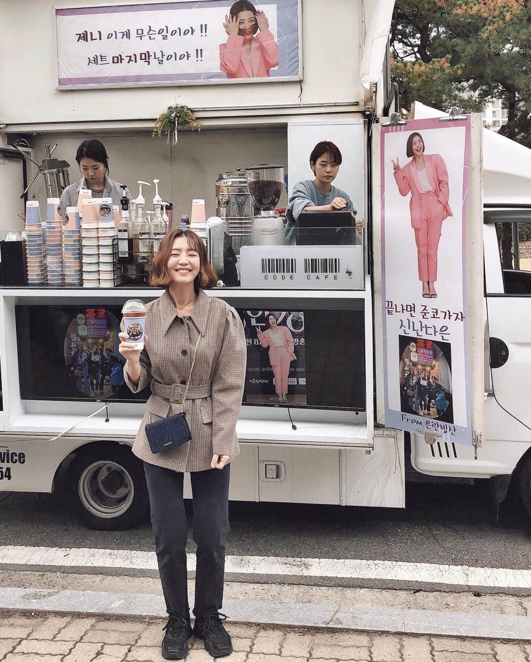 シン・ダウンさんのインスタグラム写真 - (シン・ダウンInstagram)「. 맘에 쏙드는 사진과 함께 배달된 정말 👌눈꼽도 눈치못챈 선물트럭🎁 . 고맙다 칭구들아😭 끝나면 준코 가자 🗽 . . #난준비되었어#체력만가져와 #신난다은#🐕감동」10月23日 21時56分 - shindandan_