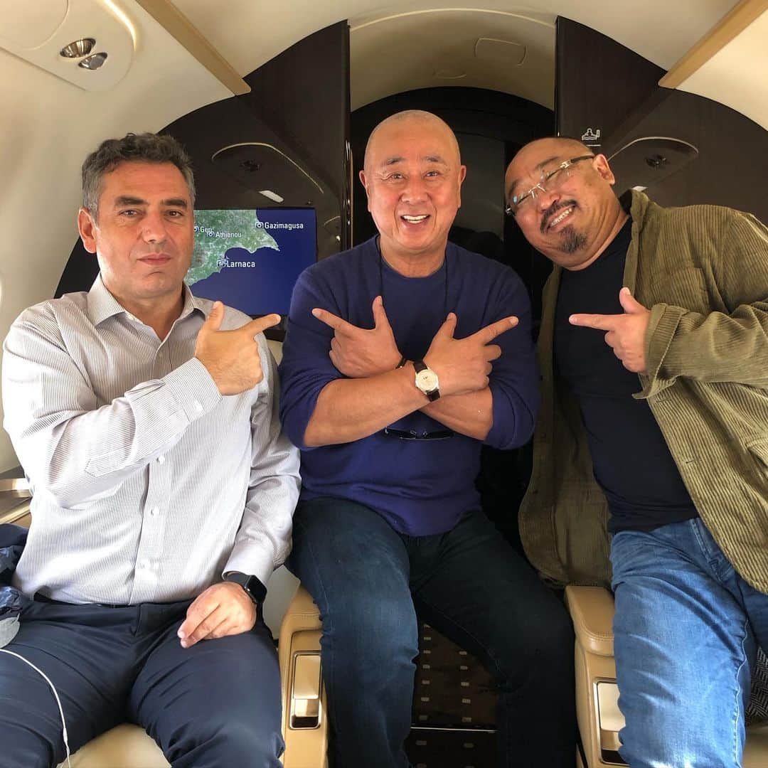 松久信幸さんのインスタグラム写真 - (松久信幸Instagram)「Sake brothers 🍶😎🤗🐙🤣. Flight to Paris  @hokusetsu_official」10月23日 22時05分 - therealnobu