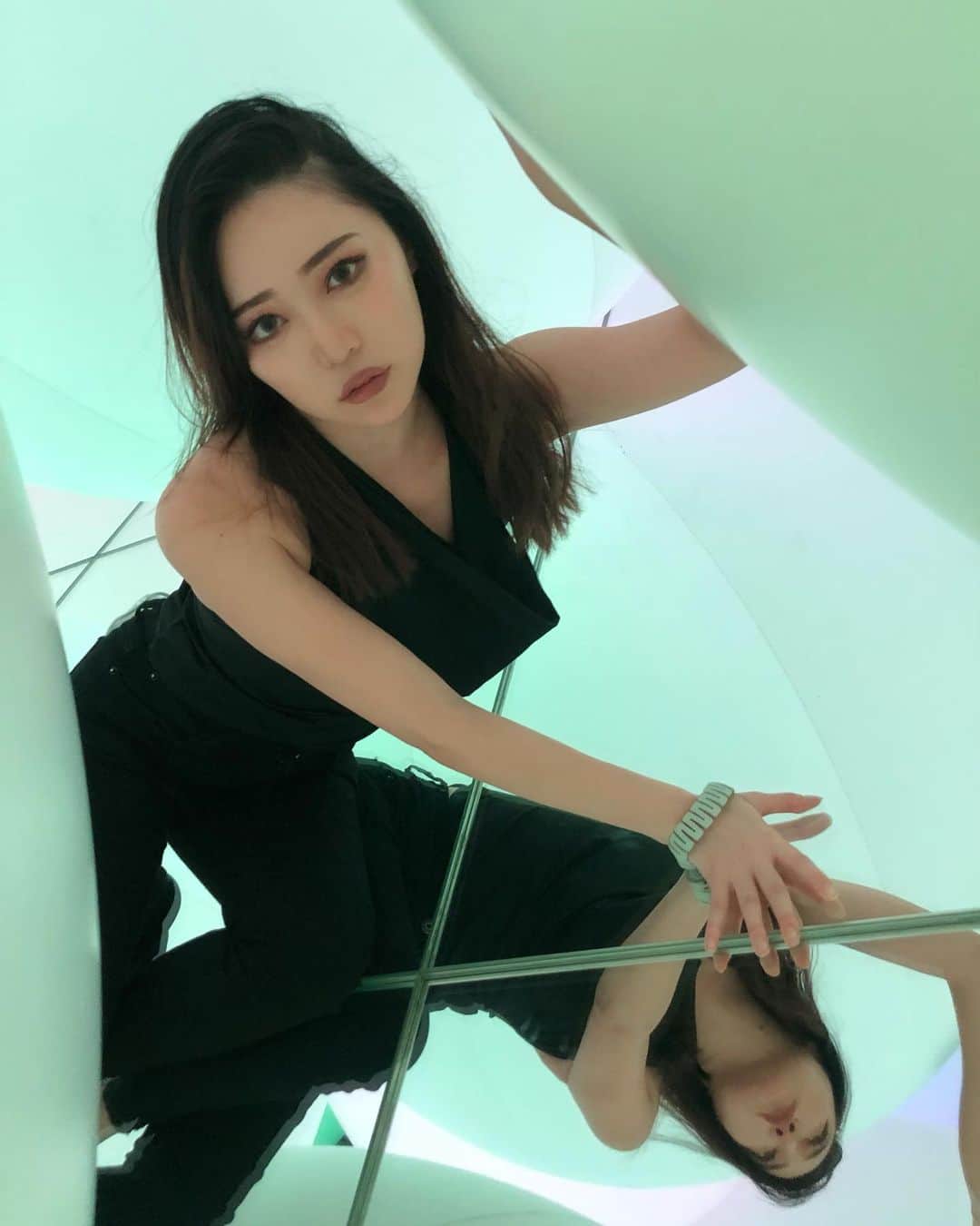 DJ mariennuのインスタグラム：「大きなボールのお部屋🙆‍♀️ 面白い。 後ろからボールがぶつかってきて 吹き飛んだマリエンヌです😊 @teamlab.planets」